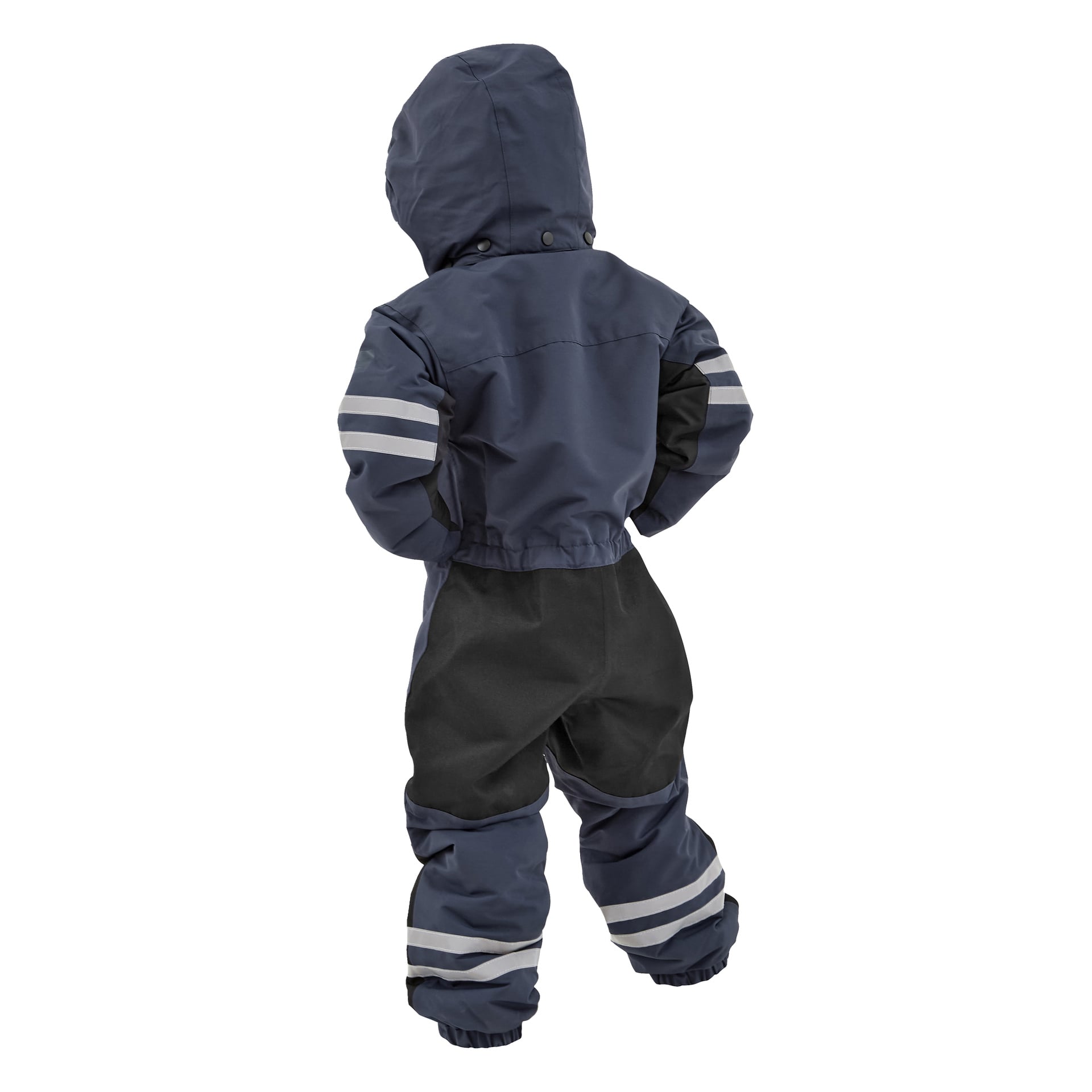 Ett barn klädt i Kayoba Outdoor Children's Dundret-overalls, en mörkblå och svart huva med reflekterande ränder för kallt väder, står med ryggen mot kameran.