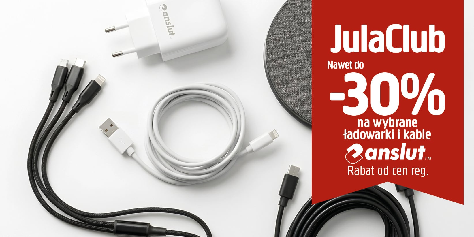 Biała ładowarka, kable USB i okrągły głośnik. Czerwony baner po prawej stronie informuje o promocji JulaClub, w ramach której na wybrane ładowarki i kable marki Anslut można uzyskać nawet 30% zniżki w stosunku do cen standardowych.
