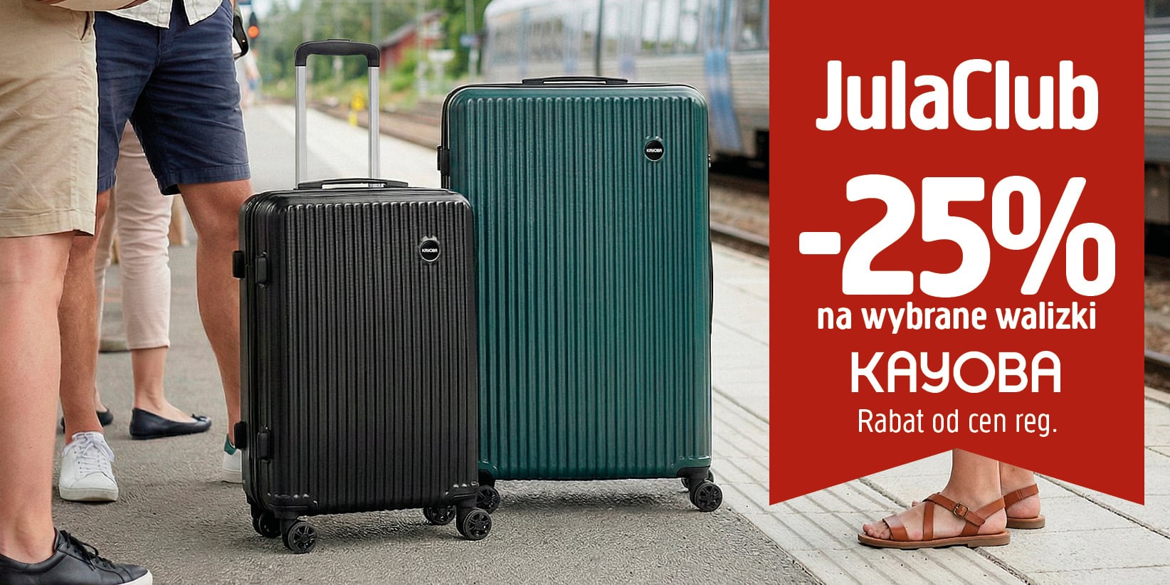 Dwie osoby stoją na peronie z czarnymi i zielonymi walizkami. Obok nich znajduje się czerwony plakat reklamujący 25-procentową zniżkę na wybrane walizki marki KAYOBA dla członków JulaClub, a w tle widać pociąg.