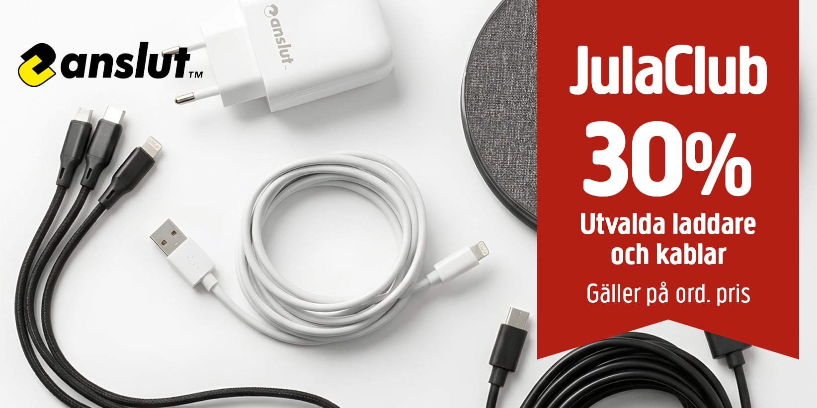 På bilden syns svarta och vita laddningskablar, en vit laddare och en grå trådlös laddningsplatta. En röd banner meddelar: JulaClub 30 %, utvalda laddare och kablar, gäller ordinarie pris.