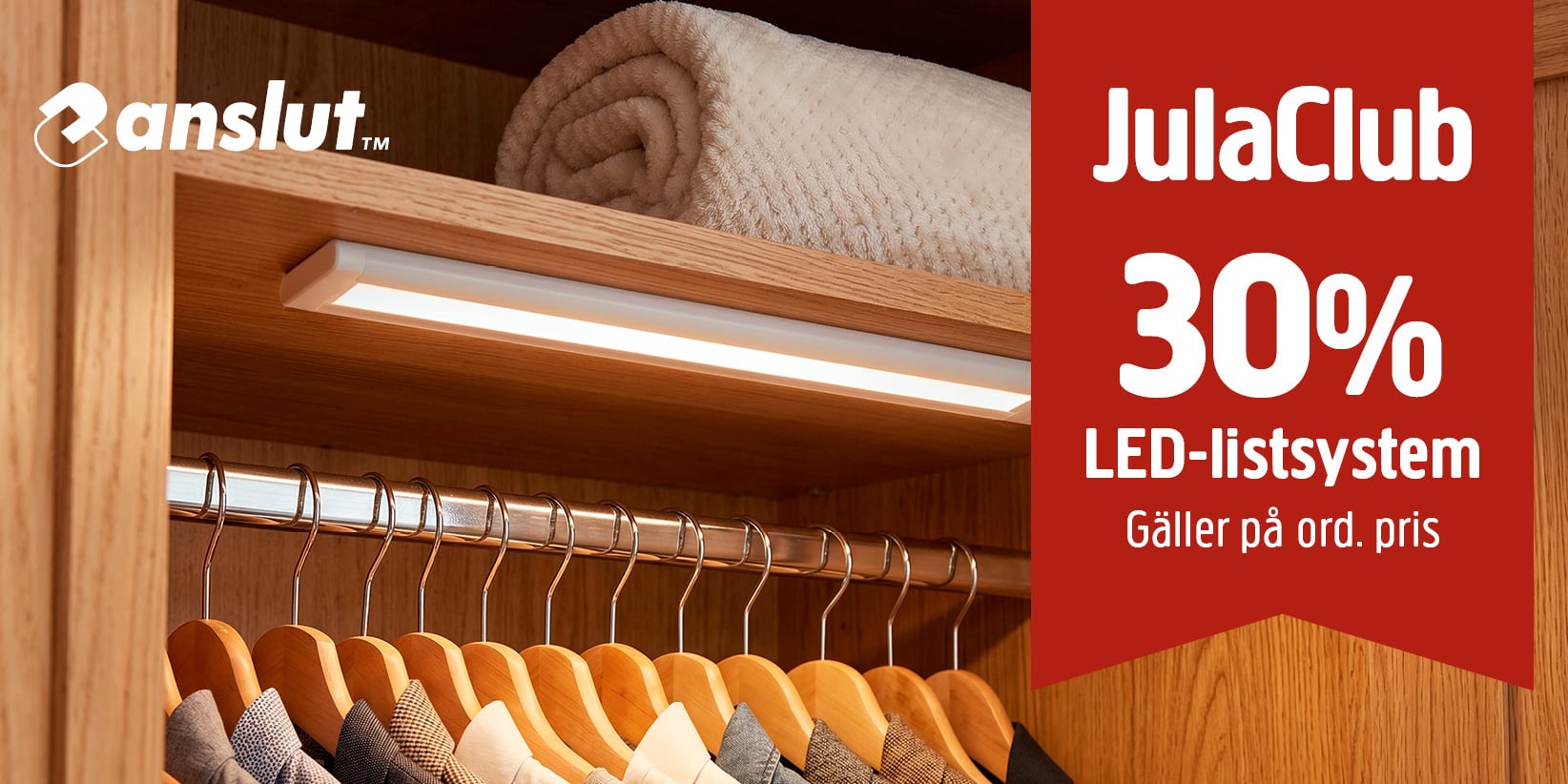 I en träskåp hänger kläder, på den övre hyllan ligger en hopvikt handduk och det finns en LED-ljusslinga. Till höger står det på en röd banderoll: JulaClub 30 % LED-ljusslinga Gäller på ord. pris.