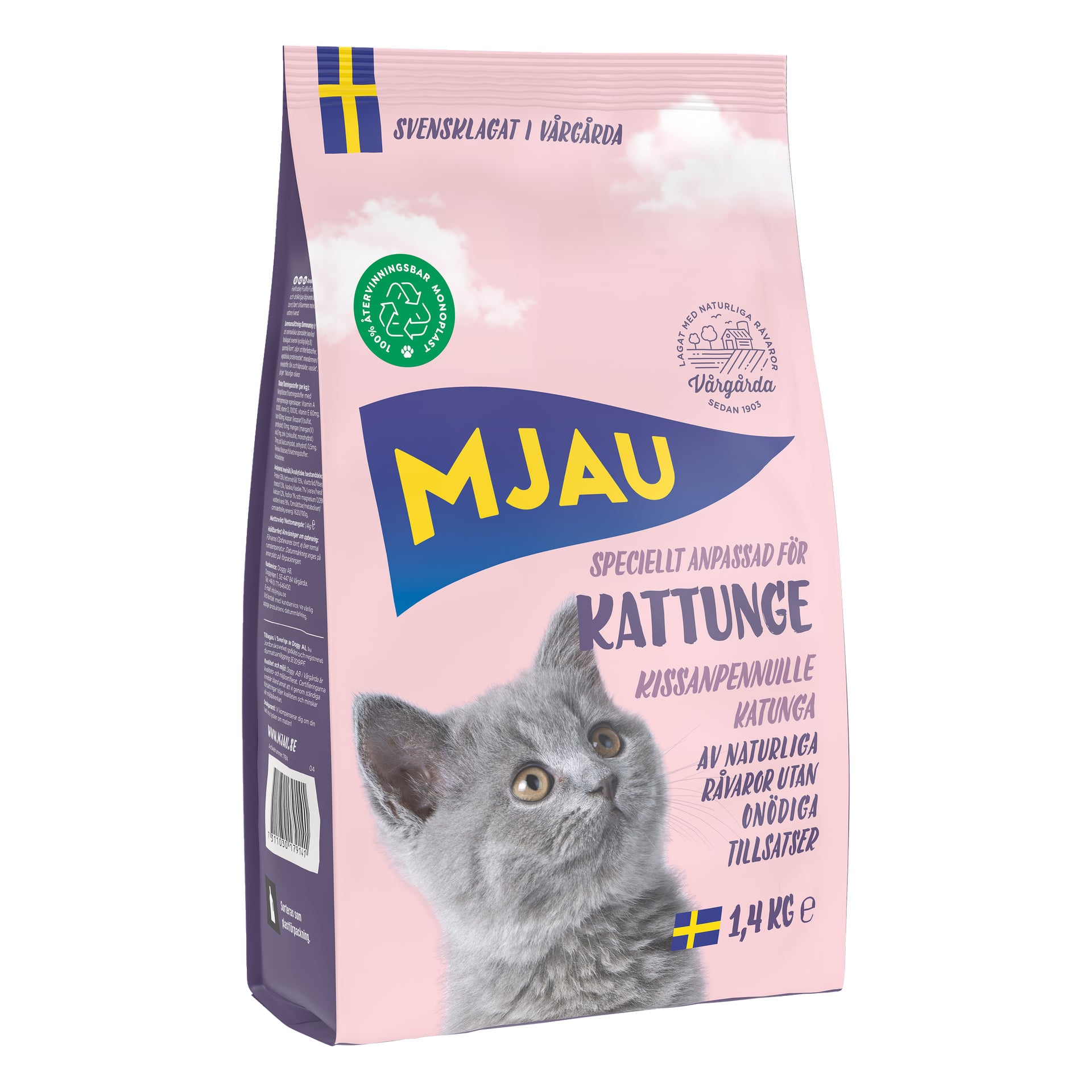 En 1,4 kg rosa påse med Dry cat Kattunge från Mjau visas med ett foto av en grå kattunge, svenska flaggor och text som säger Naturliga ingredienser för kattungar. Förpackningen innehåller även återvinnings- och miljövänliga symboler.