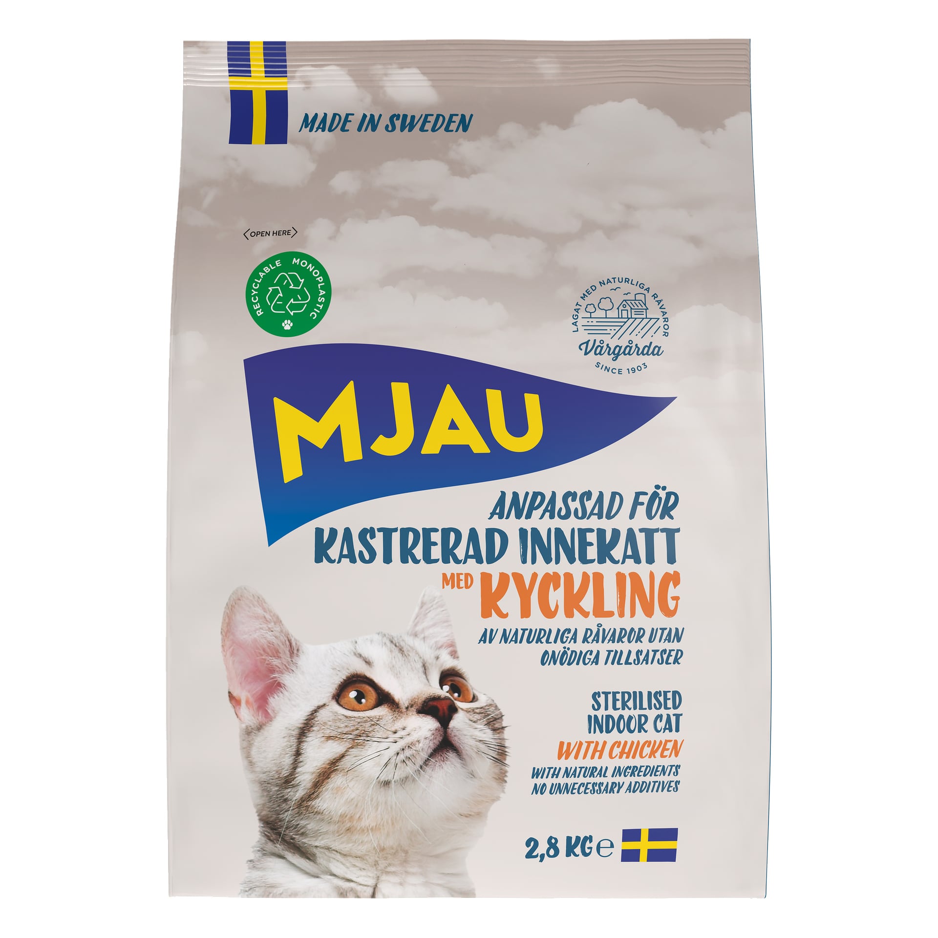 En 2,8 kg påse Mjau torr kattmat Kastrerad innekatt med kyckling, som visar ett foto av en katt och en svensk flagga. Förpackningen innehåller fraserna Naturliga ingredienser och inga onödiga tillsatser.