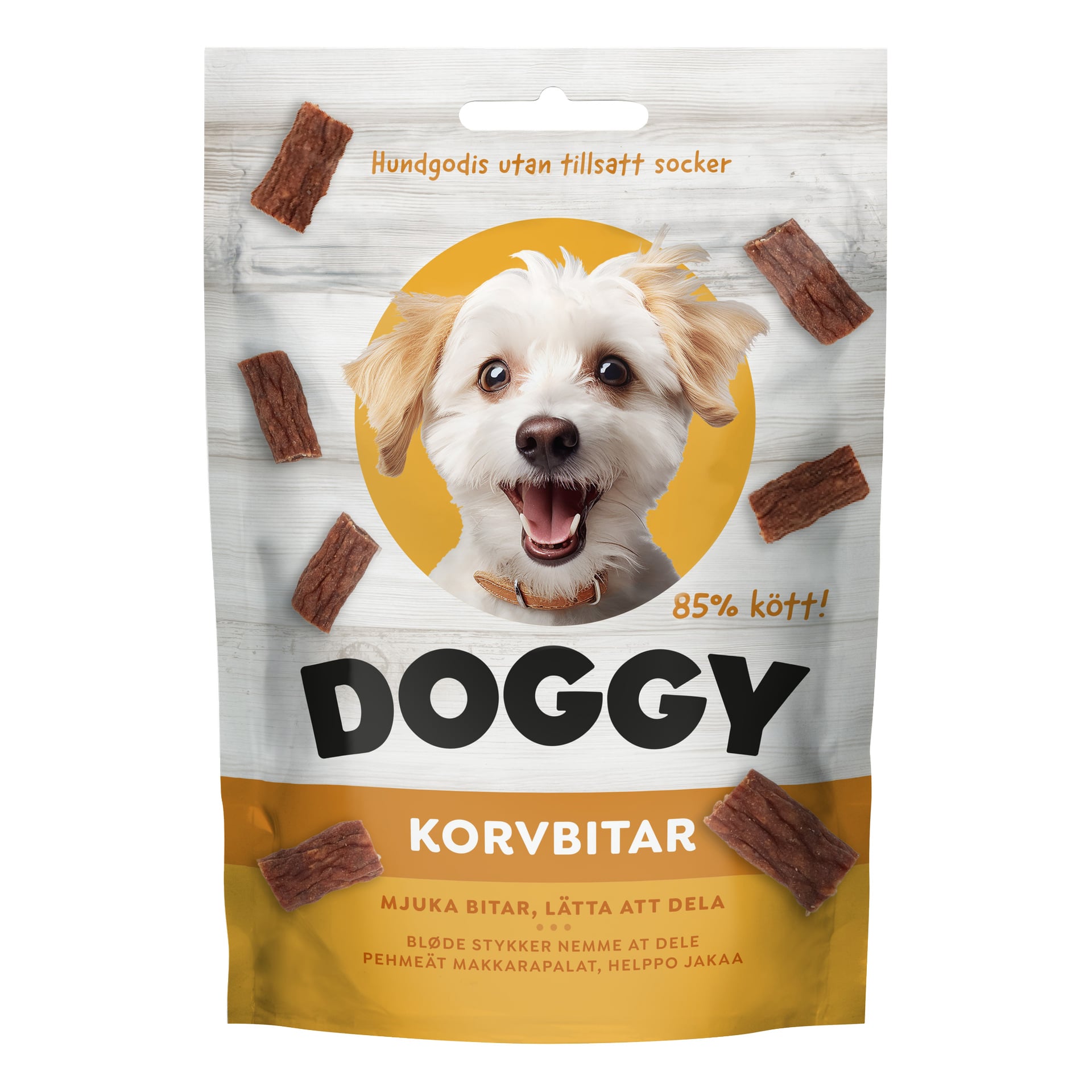 Ett paket med Dog Treat by Doggy innehåller en glad vit hund, bilder på godis och text som säger 85 % kött och inget tillsatt socker. Förpackningen är huvudsakligen vit och orange.