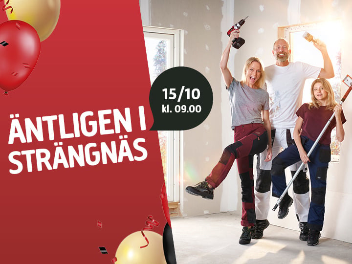 Tre personer står i ett rum som håller på att renoveras, med verktyg i händerna och leende ansikten. På ballonger och en röd bakgrund står texten ”Äntligen i Strängnäs” tillsammans med en svart cirkel där det står ”15/10 kl. 09.00”. Solljus strömmar in genom ett fönster.