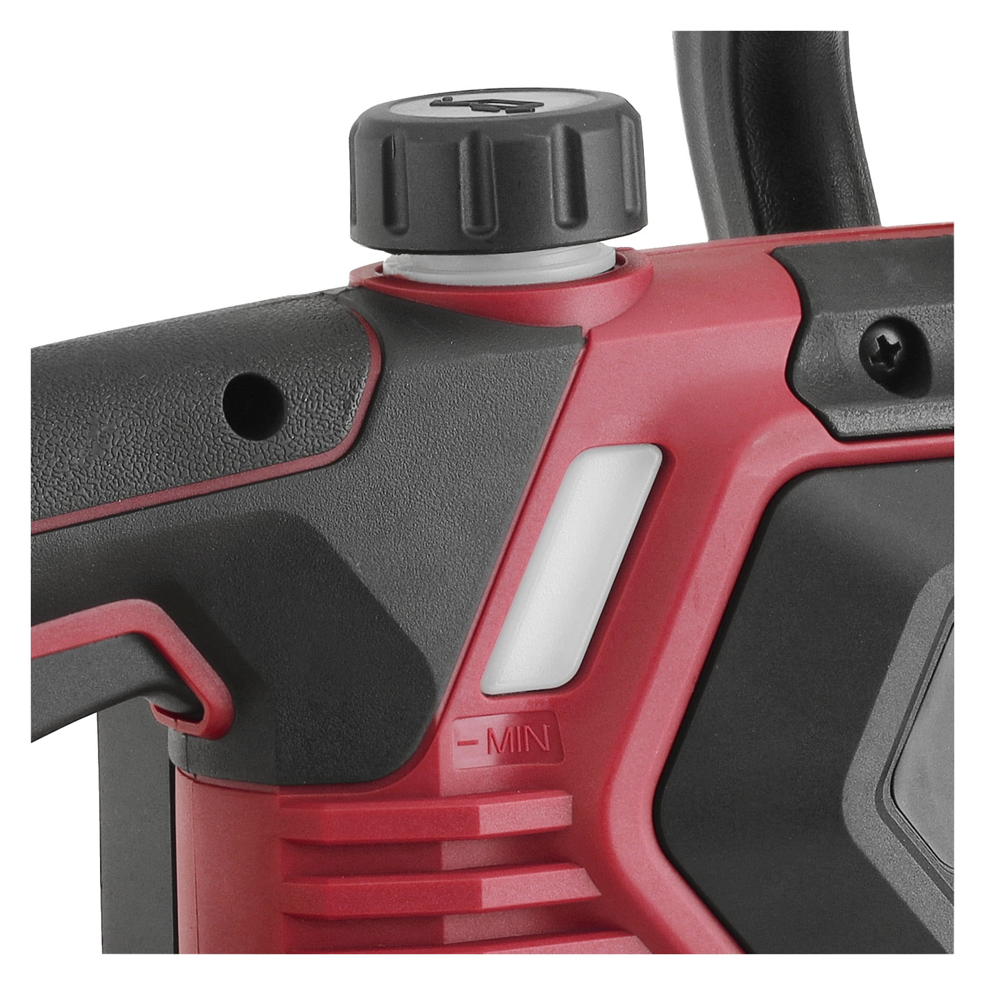 Nahaufnahme der batteriebetriebenen Kettensäge CS-18V HOME 500 von Meec Tools Multiseries zeigt ihr rot-schwarzes Design, einen Flüssigkeitsbehälter mit einer grauen Kappe mit der Aufschrift MIN, einen weißen transparenten Pegelanzeiger und einen Teil des Griffs mit einer Schraube.