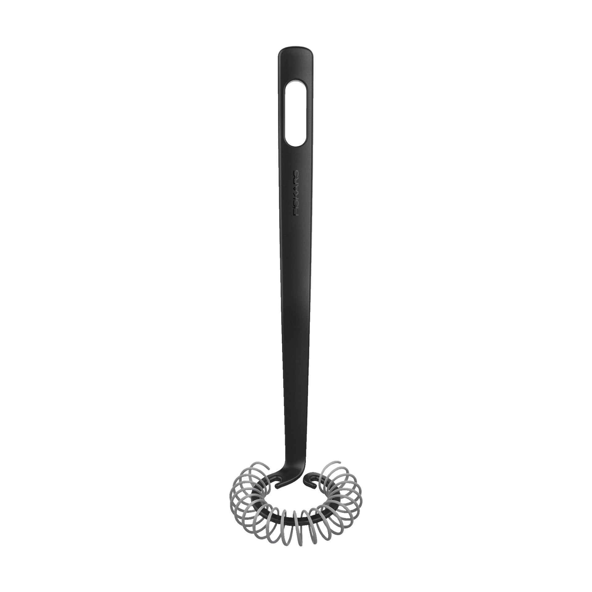 Fiskars Spiral Whisk Functional Form: ett elegant svart köksredskap med ett förlängt handtag som har en rektangulär öppning nära toppen, som slutar i en spiralformad, fjäderformad visp perfekt för att blanda eller vispa ingredienser.