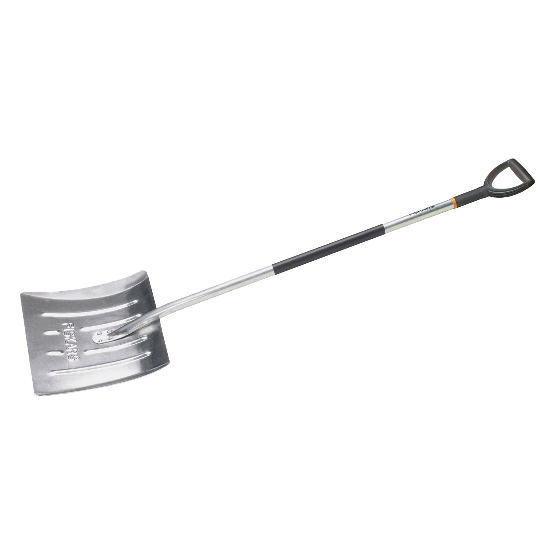 En Fiskars aluminiums snøskovl med et bredt, buet metallblad og et utvidet håndtak som inkluderer svart grep og D-formet ende.