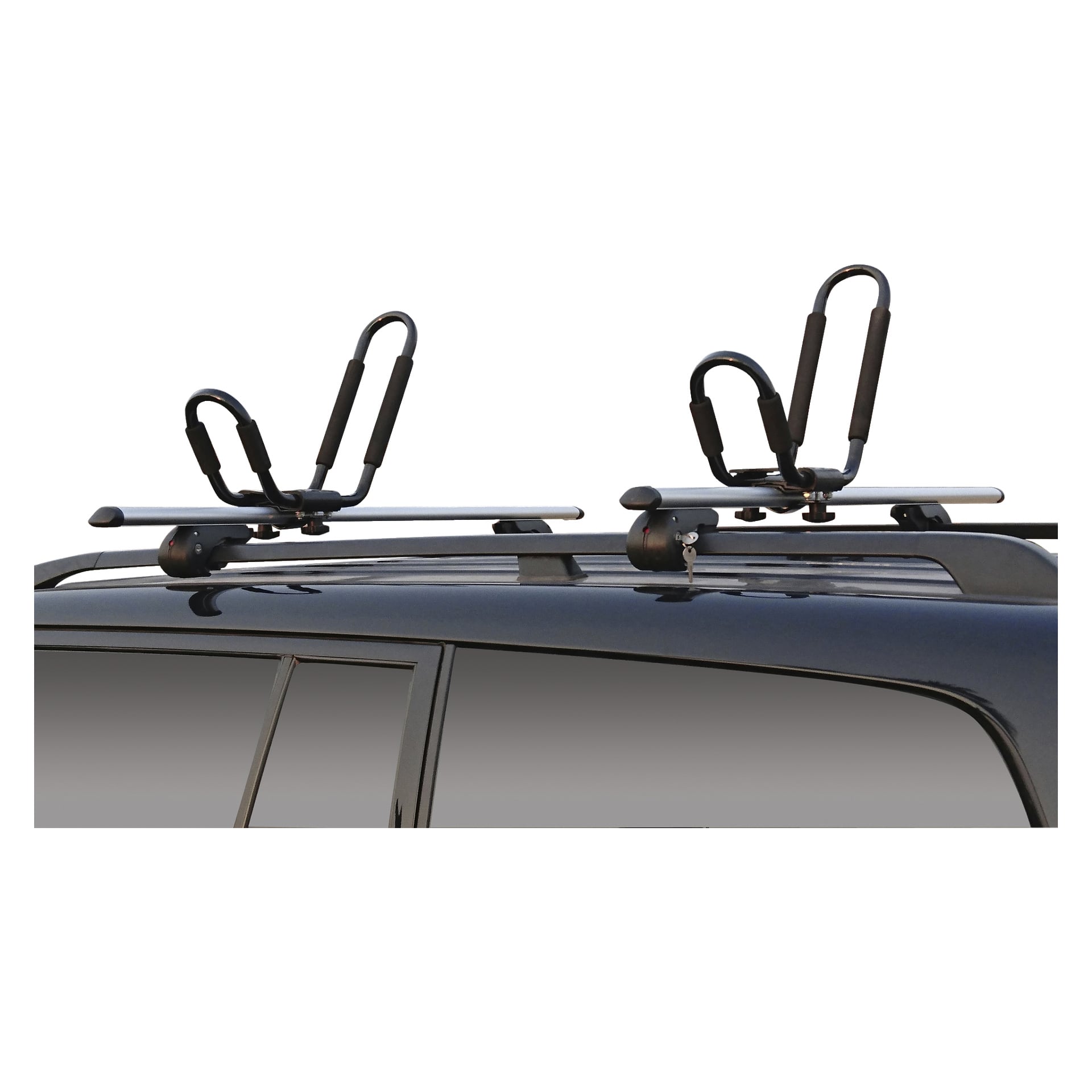 Zbliżenie pokazuje dach samochodu wyposażony w Hamron Kayak carrier 2 pack zamontowany na relingach dachu. Transportery mają wyściełane podpory i solidne metalowe ramy, zaprojektowane do bezpiecznego przetrzymywania kajaków podczas transportu.