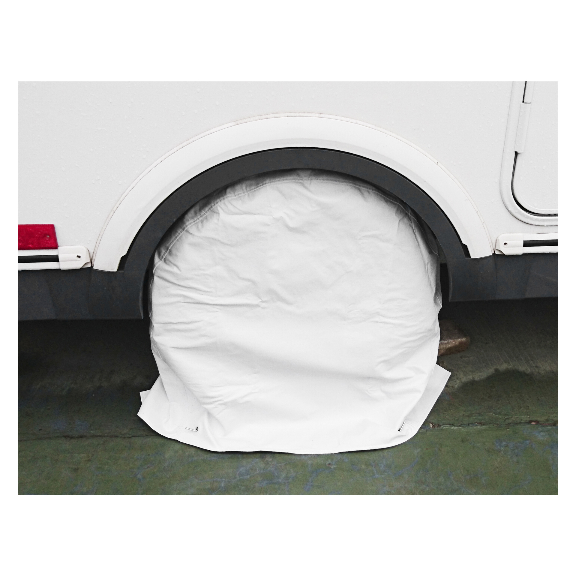 Hamron Tyre Protection 1 pack spoczywa na kołach samochodu, a część jest schowana pod nadkolem. Pokazano także białe nadwozie samochodu oraz fragment drzwi.