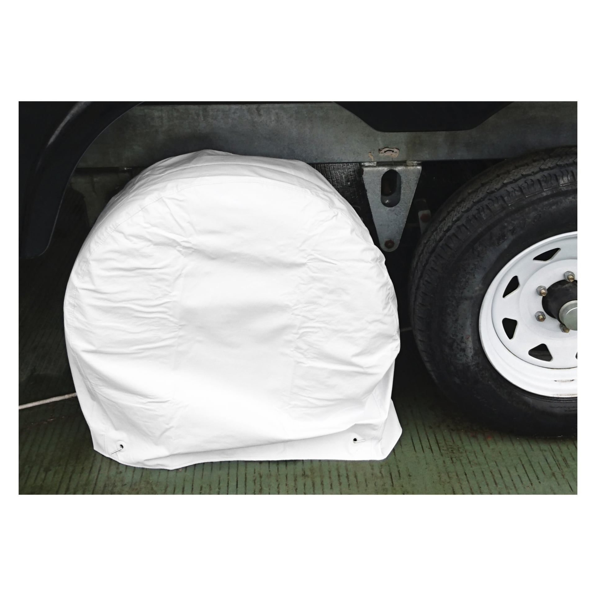 Hamron Tire Protection 1 pack obejmuje zapasową oponę zamontowaną na pojeździe, obok odsłoniętego koła z białą obręczą, wszystko ustawione na zielonej fakturze powierzchni.