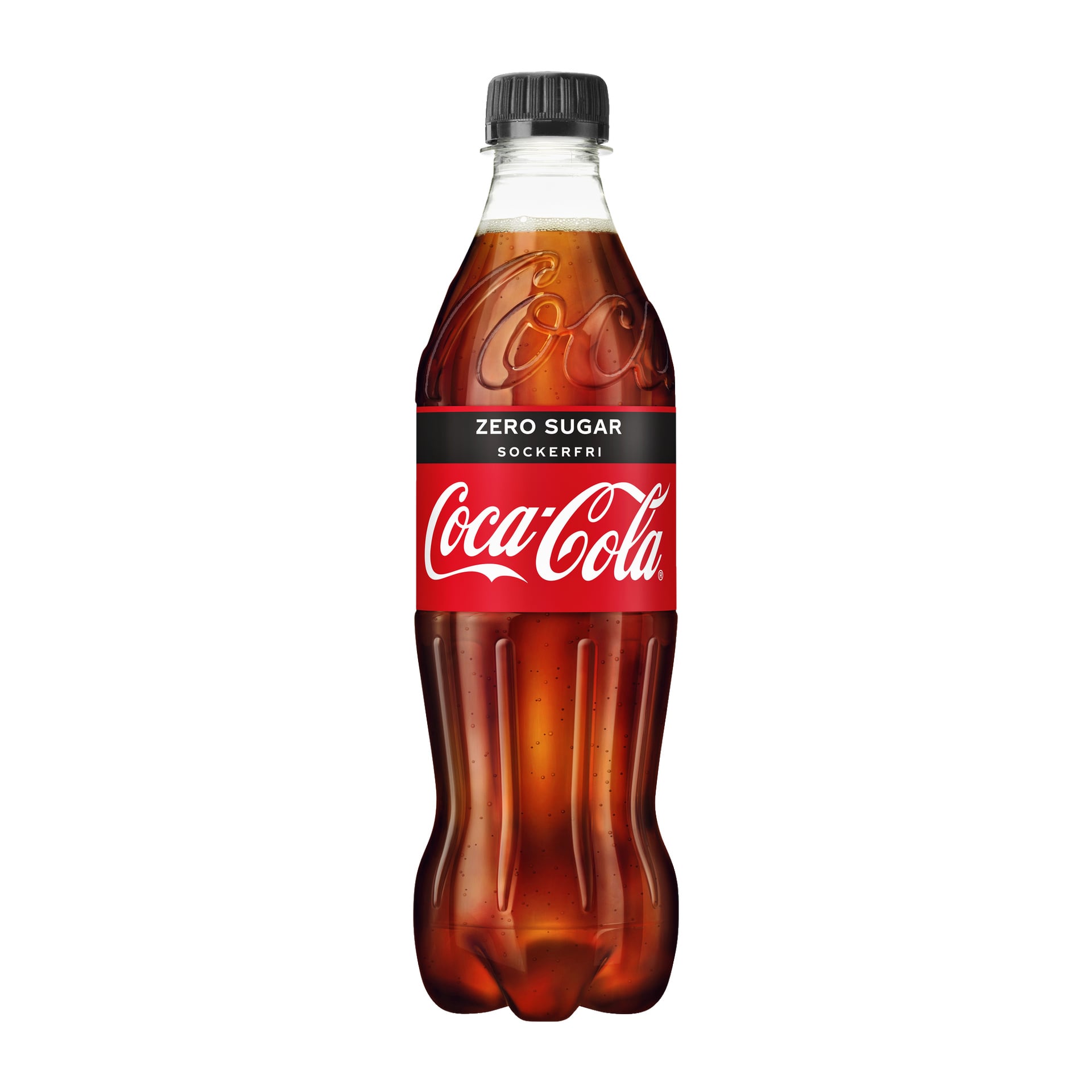 En Coca-Cola Zero plastflaske med svart kork og en svart etikett med Coca-Cola-logoen og "Zero Sugar Sockerfri" i hvit skrift. Flasken er fylt med en mørk, brusende drikk.