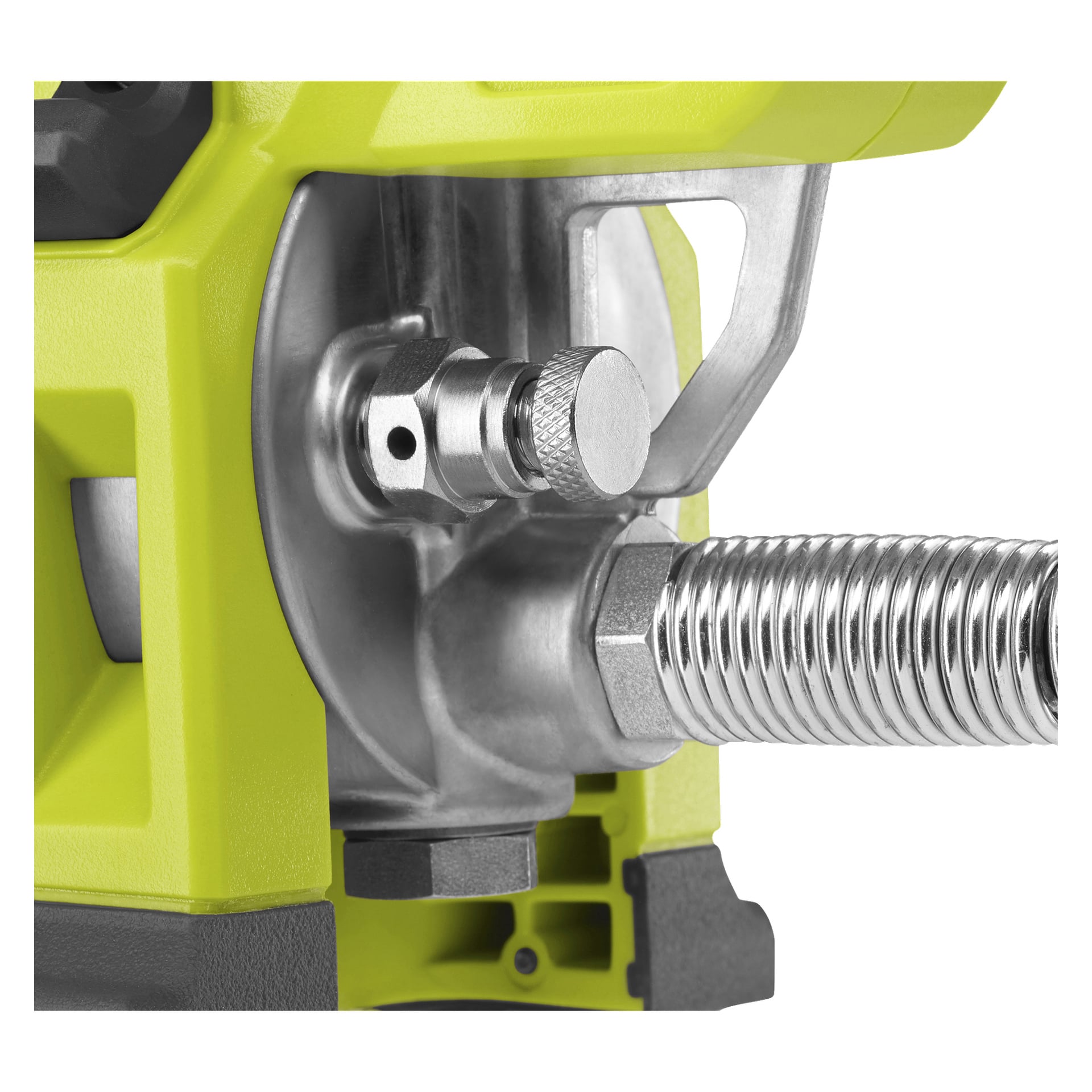 Detaljert nærbilde av Ryobi One+ Grease-pistolen R18GG-0, som viser dens gule og metalliske kropp, sammenrullet slange koblet til en metallkobling, og synlige bolter som holder komponentene sammen.