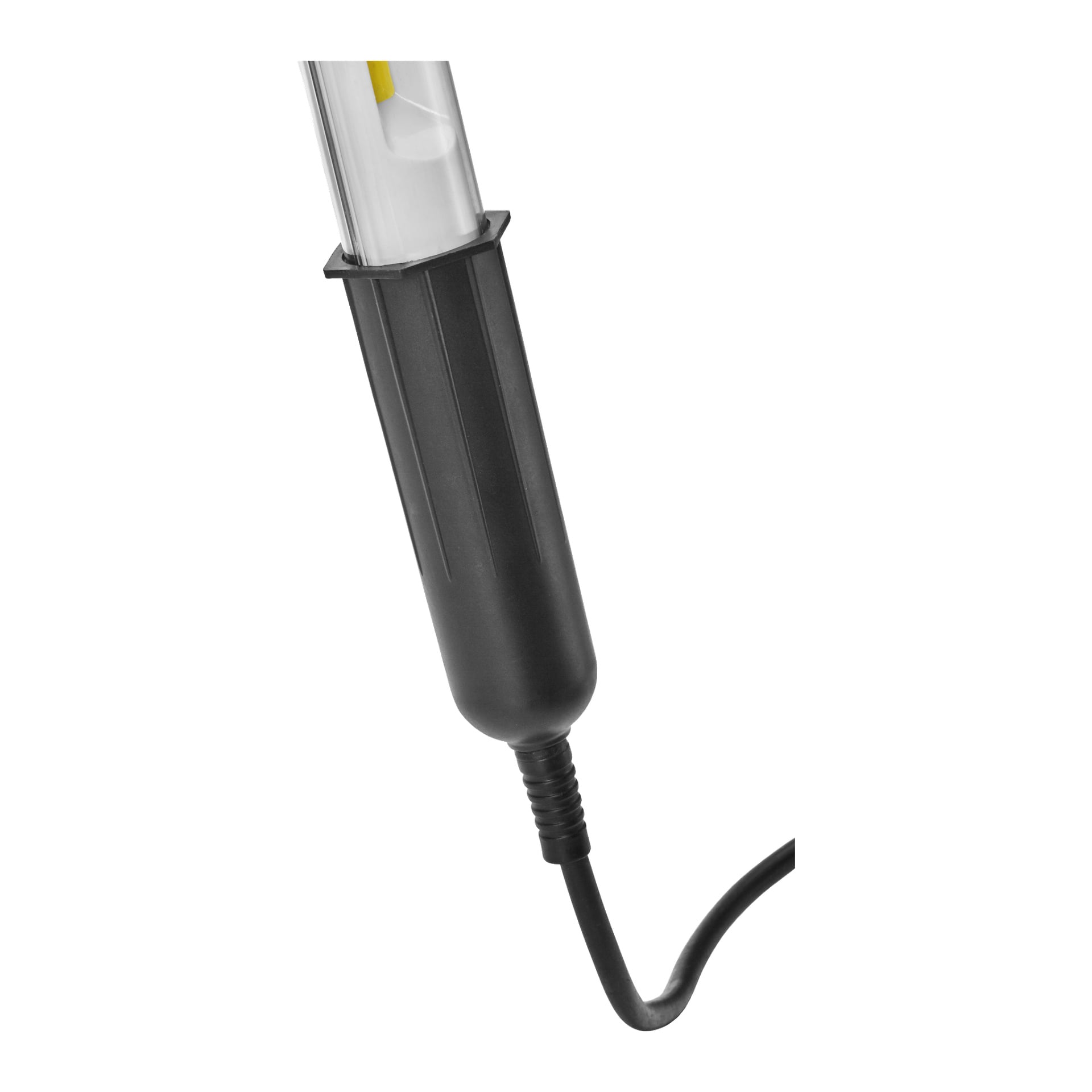 Yksityiskohtainen lähikuva Anslut Cord -lampun LED-kahvasta ja osasta sen johdosta, jossa on musta sylinterimäinen muovinen kahva ja läpinäkyvä suoja LED-valonlähteen päällä.