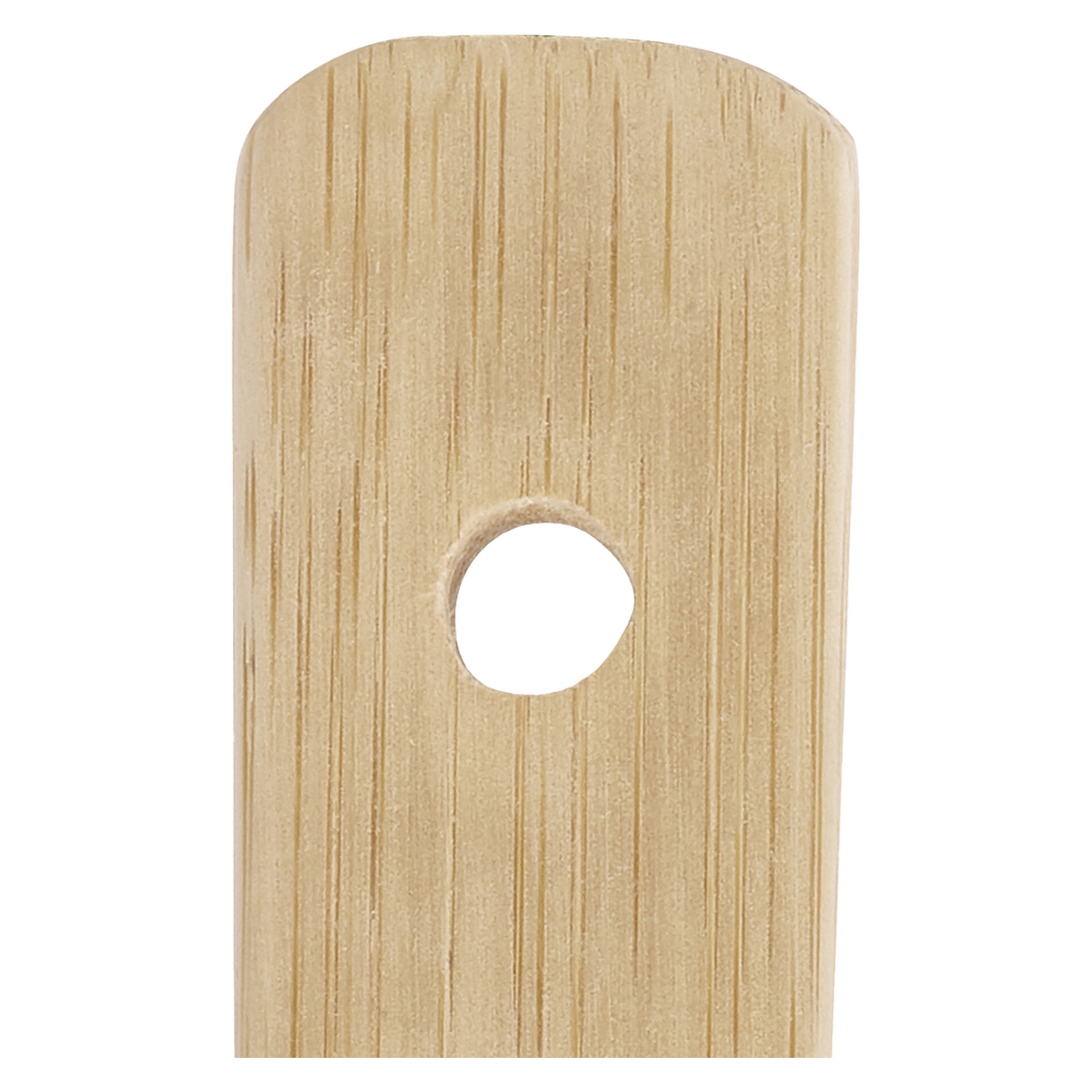 Zoomet bilde av enden av et treredskap fra Menuett Kitchen Utensils 3 Pieces-settet, som viser et ovalt hull i midten og fremhever treets naturlige årring og overflatestruktur.