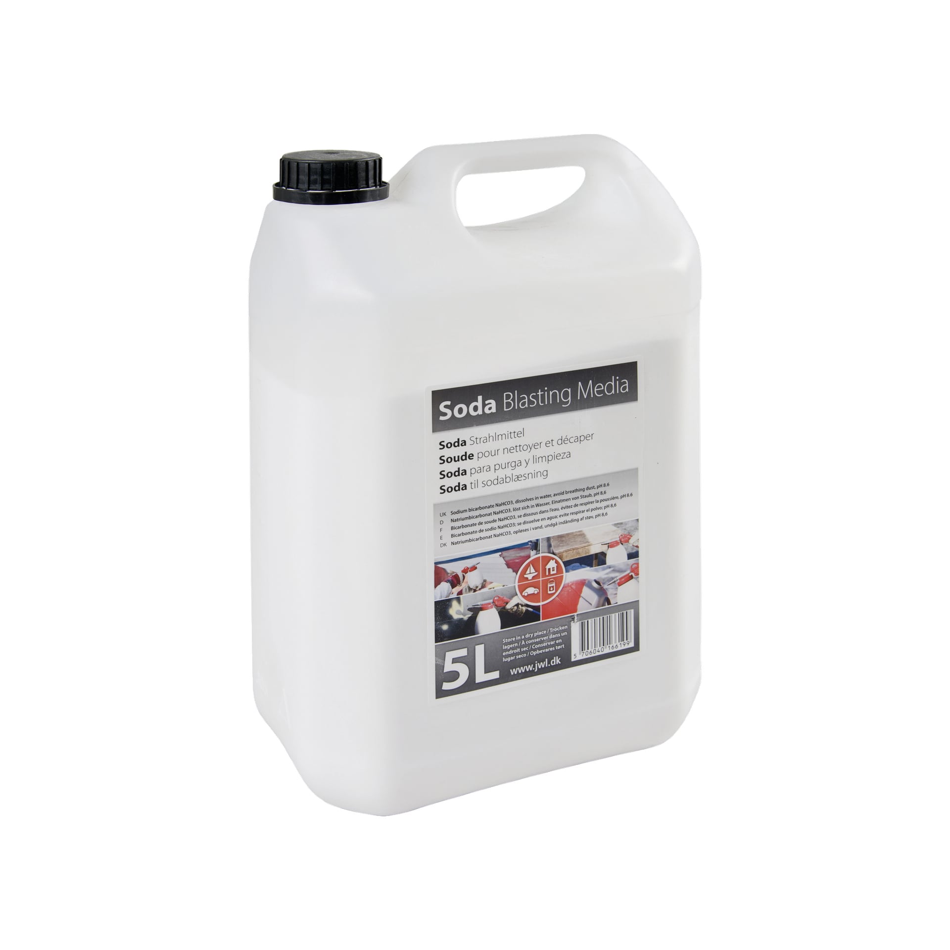 En 5-liters vit plastbehållare med svart lock, märkt "JWL Blasting soda." Etiketten innehåller olika produktdetaljer och ett fotografi som visar industriell utrustning i drift.
