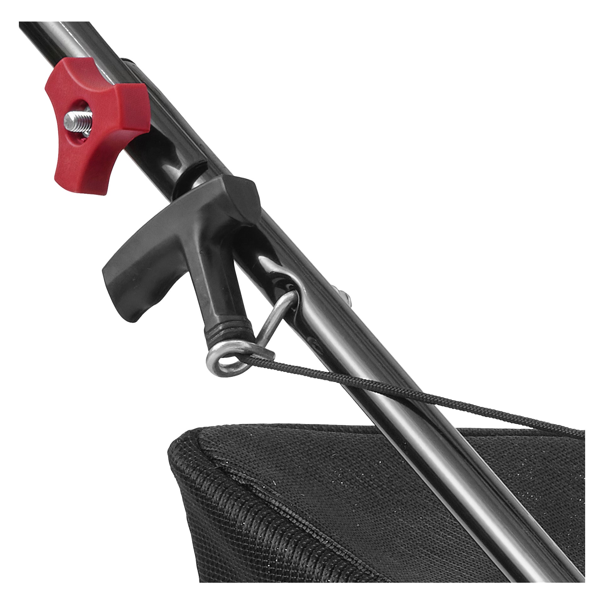 Detaljerad vy av ett Meec Tools bensingräsklipparhandtag, med en metallstång med en röd plastknopp, en svart greppsektion, en slingrad tråd och en del av den anslutna svarta tyggräspåsen.