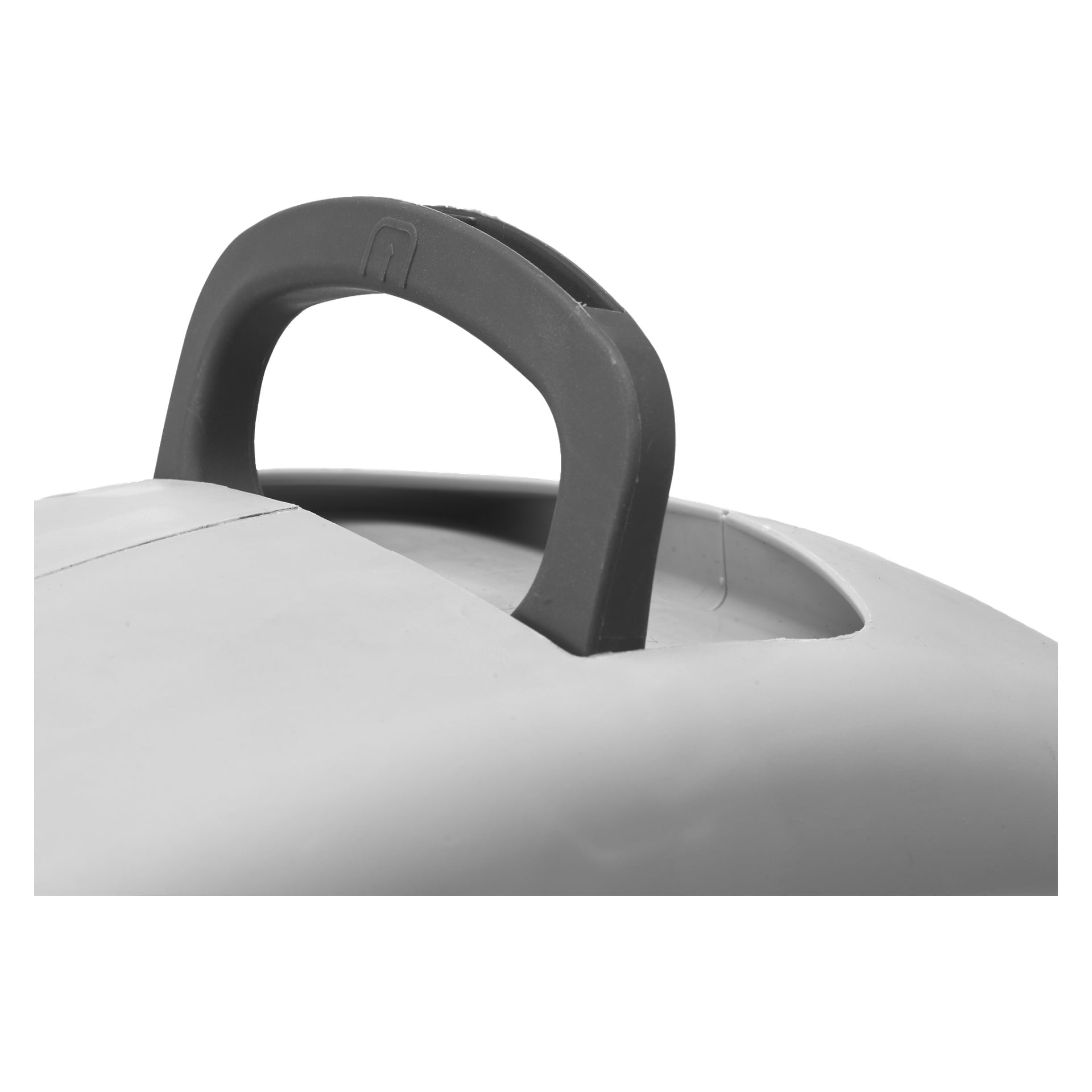 Nærbilde av det grå plasthåndtaket plassert oppreist i midten av det matchende lokket på Hard Head Hose Reel med vannslange.