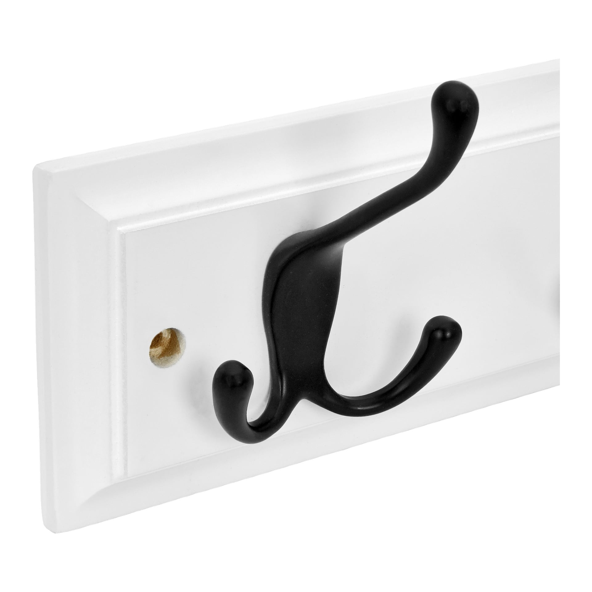 Szczegółowy widok stojaka Hard Head Hook odsłania białą deskę montowaną na ścianie z czterema czarnymi podwójnymi haczykami i fazowaną krawędzią. Nieużywany otwór montażowy jest widoczny po lewej stronie racka.