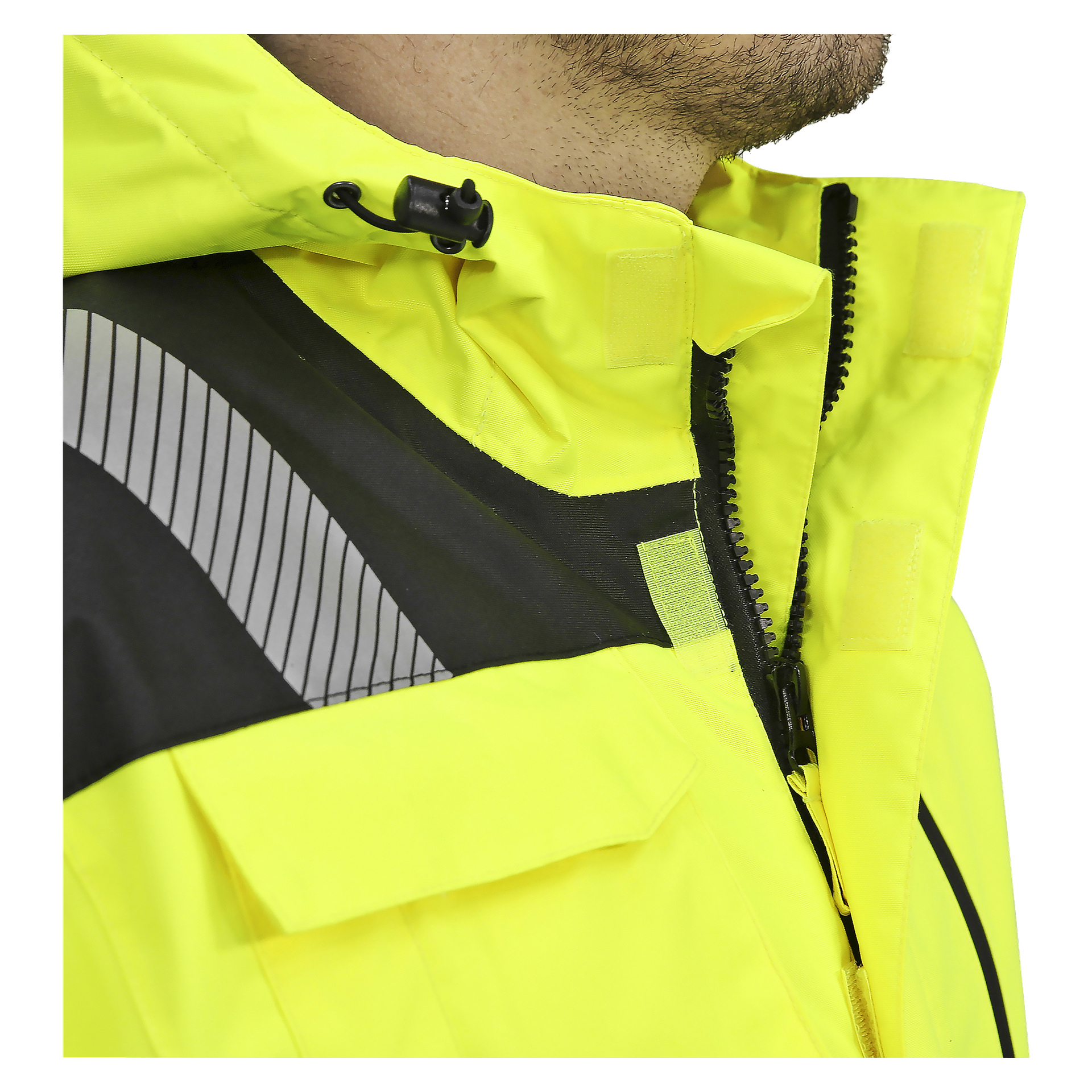 En person visas i närbild iklädd gula Bluewear High-visibility overaller med svart rand, reflekterande detaljer, dragkedja och kardborreband samt en hög krage som skyddar den nedre delen av ansiktet.
