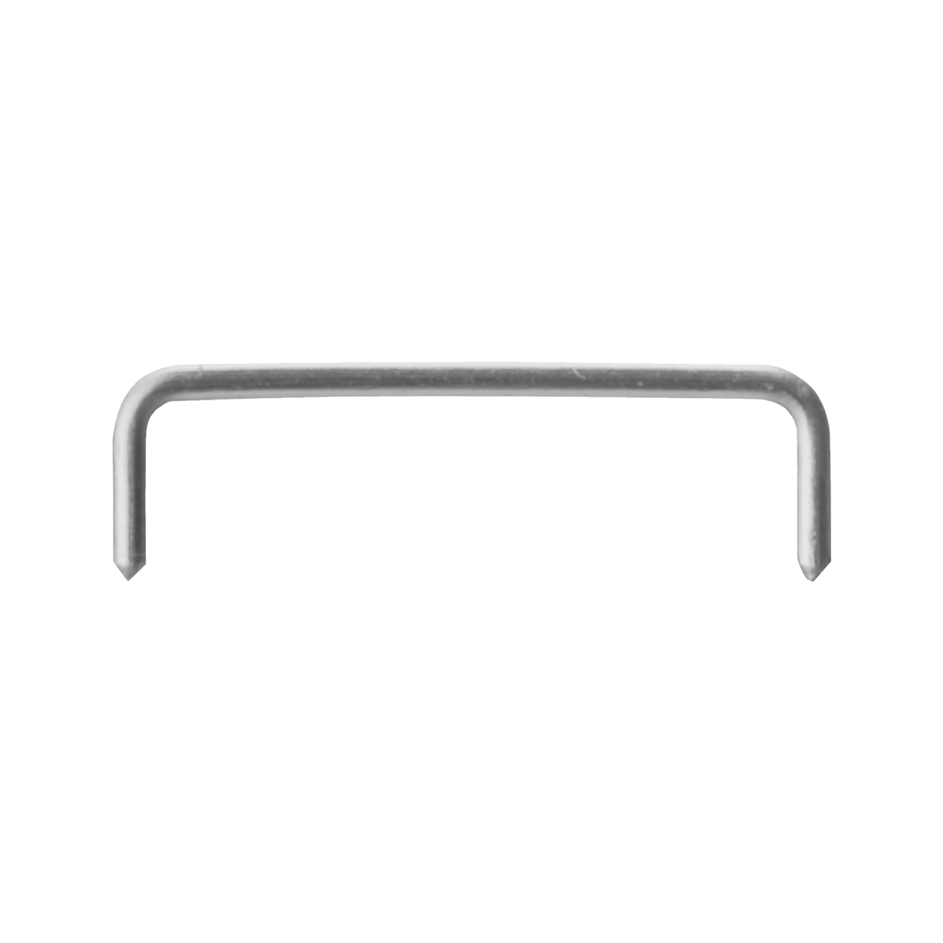 En närbild på en silverfärgad Meec Tools-häftklamär från Staples 1000-paketet, som visar två taggar och en rektangulär båge.
