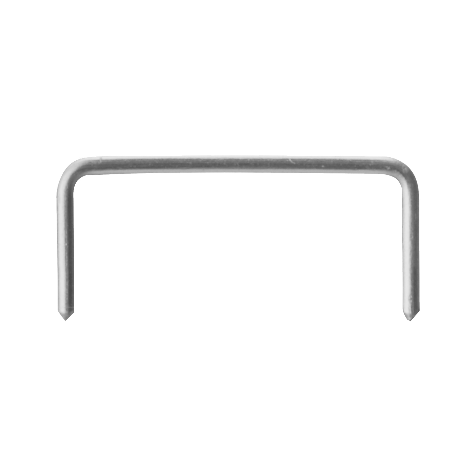 En närbild av en enda Meec Tools-häftklammer från Staples 1000-packet, som framhäver dess metallformade U-form och skarpa spetsar.