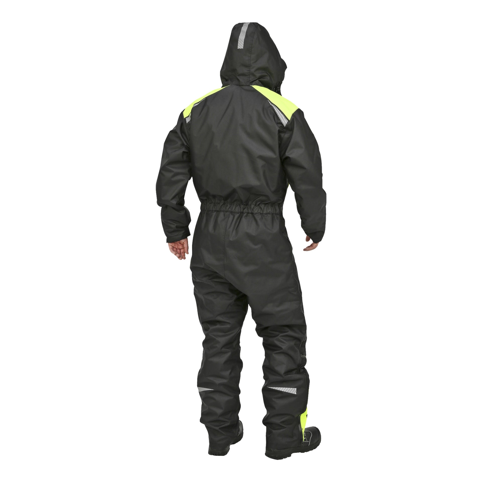 En person i Bluewear herrekjeledresser, svarte med neongule detaljer, og med hette, isolert design, står vendt bort fra kameraet.