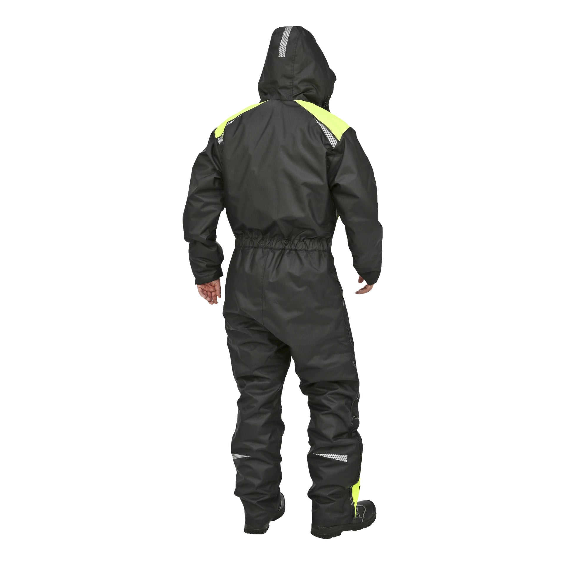 En person vender ryggen til kameraet, kledd i Bluewear herreoveraller som er svarte med gule detaljer og reflekterende striper. Overallsene ser isolerte ut og er designet for værbeskyttelse.
