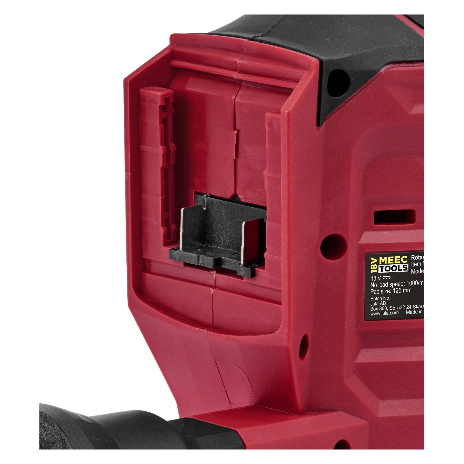 Närbild av en röd OS-18V HOME 500 excentrisk slipmaskin från Meec Tools Multiseries. Batterifacket är öppet och avslöjar kontakterna inuti, och det finns en sidoetikett med märkes- och modelldetaljer synliga.