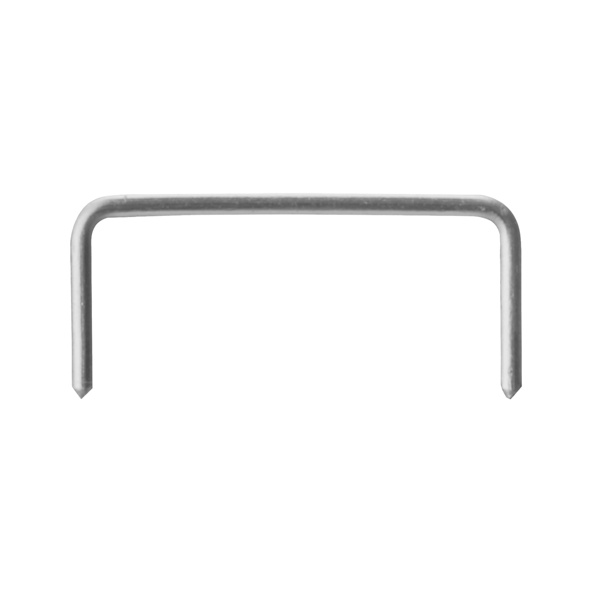 En närbild på en enda Meec Tools-häftklammer från Staples 1250-paketet, formad till en U-form med spetsiga toppar nedåt och en platt topp, visad isolerat.