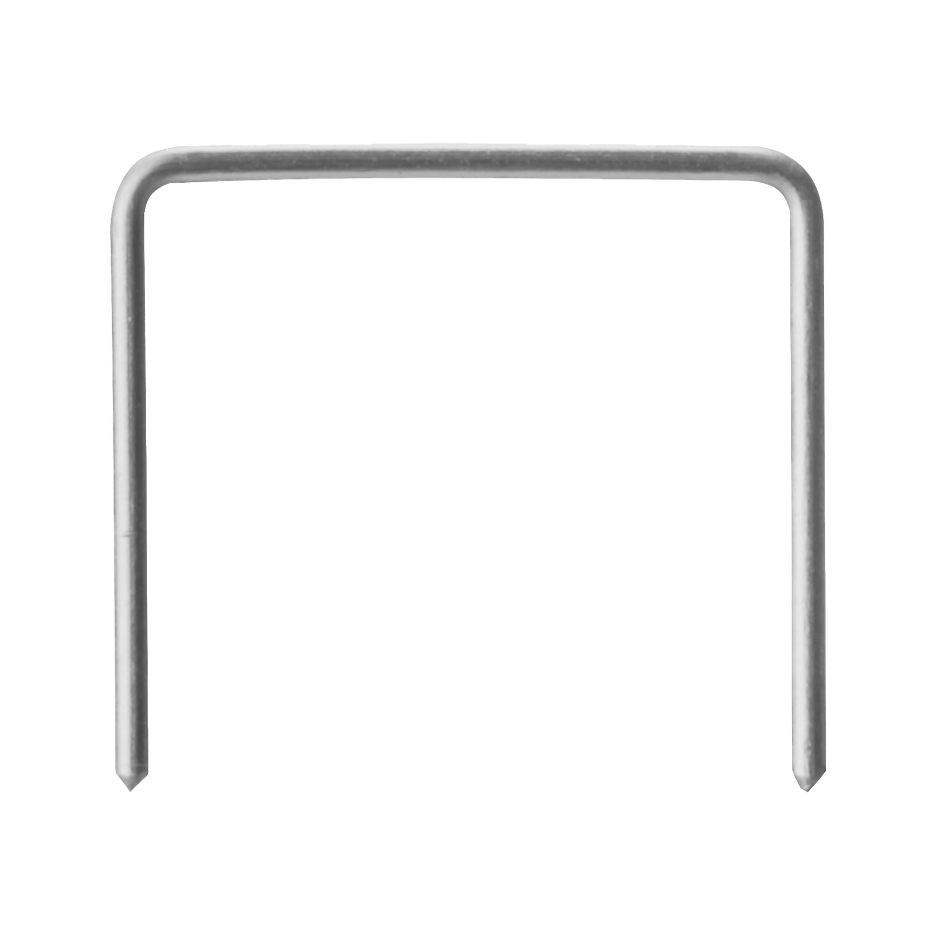 En närbild av en Meec Tools U-formad staketklammer från Staples 1250-paketet, som visar dess vassa ändar designade för att fästa tråd på trästolpar.