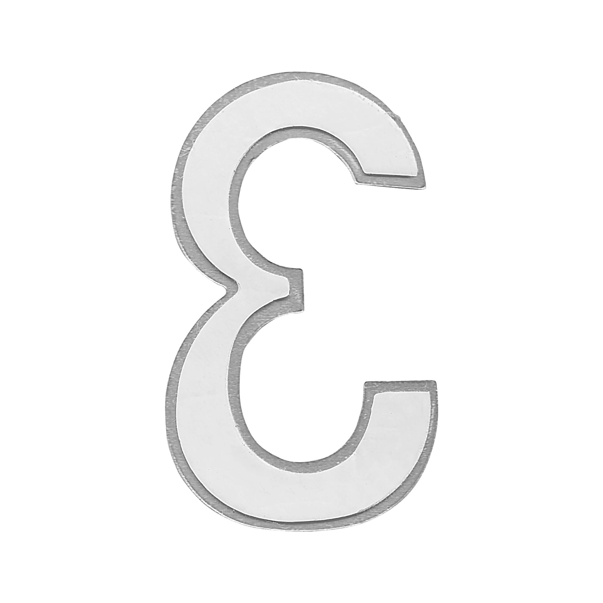 En Hard Head självhäftande nummer tre med en glänsande silvermetallisk finish och släta rundade kanter står upprätt, dess 3D-effekt framhävs av en subtil skugga.