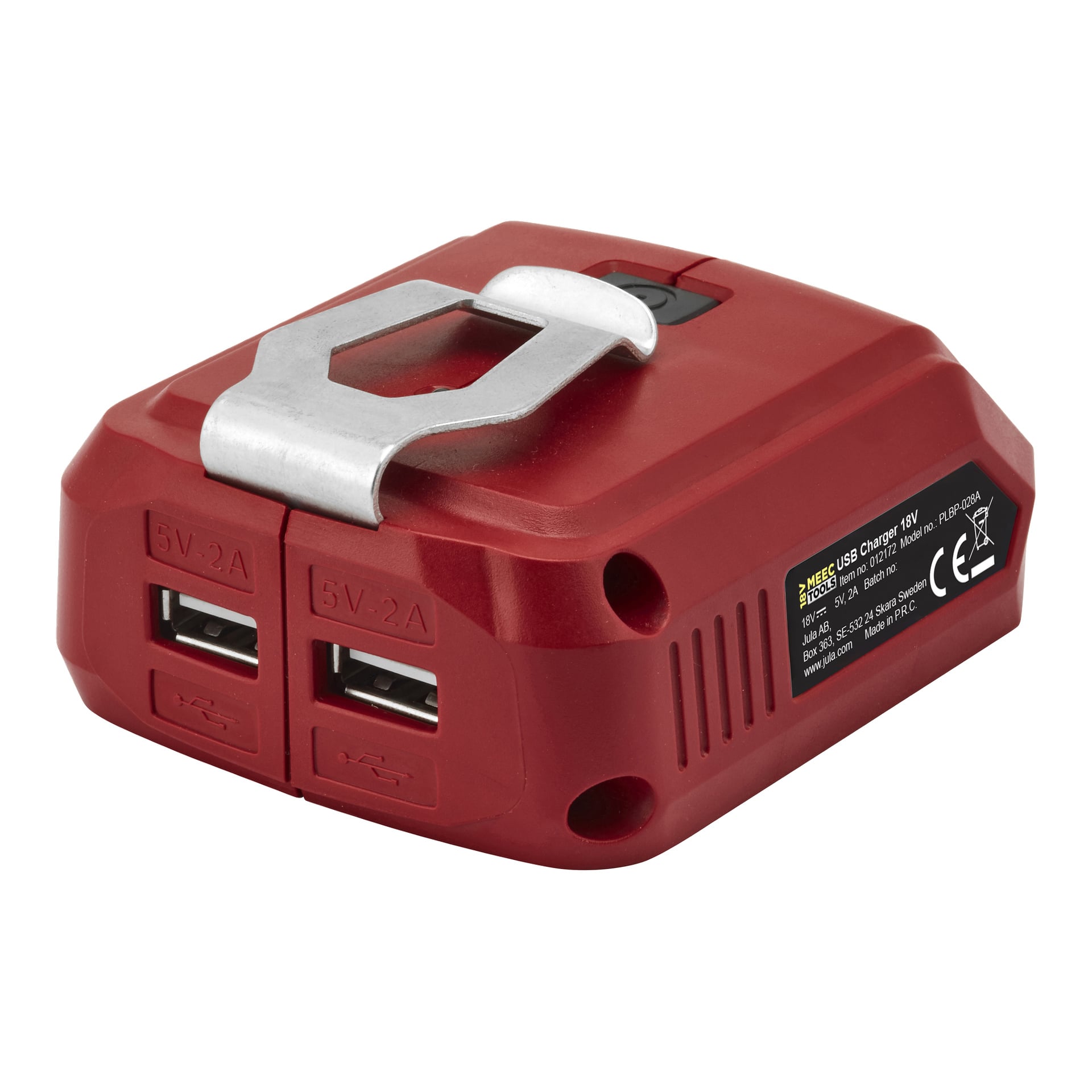 En röd Meec Tools Multiseries batteri-USB-adapter (modell CH-18V EASY 130) med två USB-portar märkta 5V 2A, en metallklämma upptill och en svart knapp. Sidan har en etikett med tekniska detaljer och certifieringssymboler.