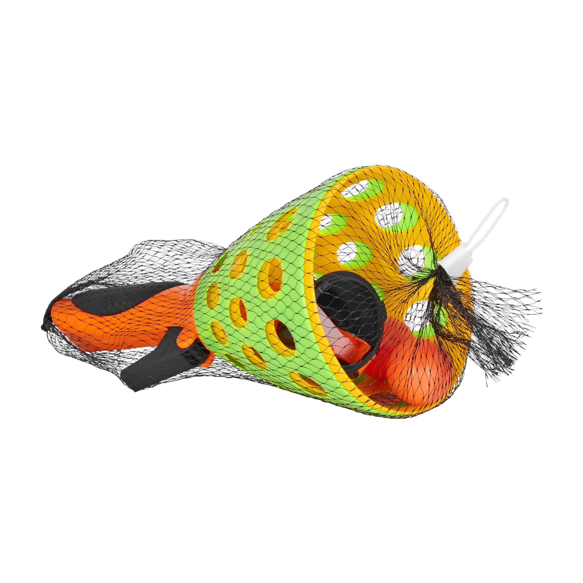 En plastpåse med nät innehåller en grön och gul bollfångare från No märke EMW, tillsammans med olika plastleksaker, inklusive en orange skopa, alla synliga genom nätet.