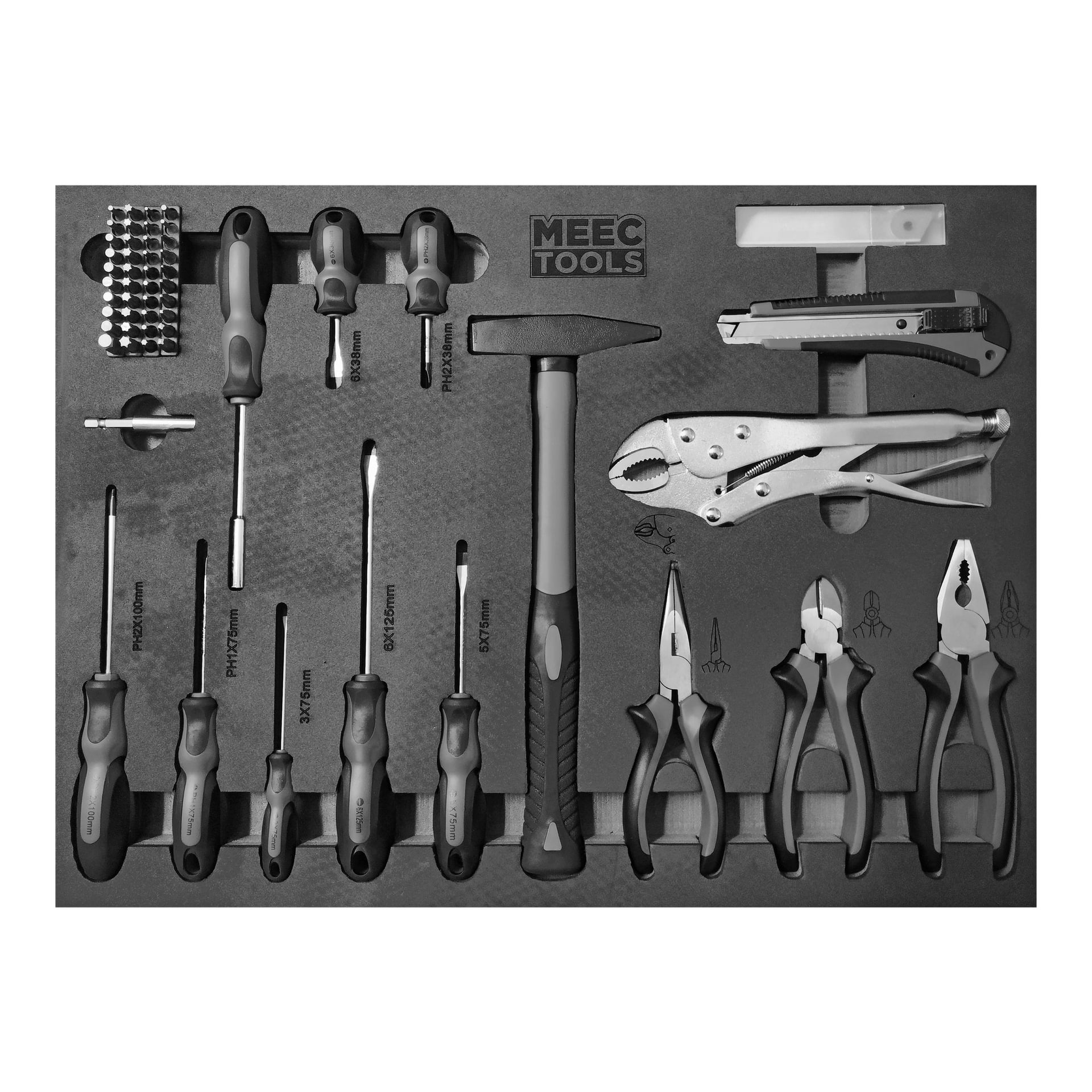 Czarno-białe zdjęcie przedstawia zestaw wózków narzędziowych Meec Tools z 167 częściami, w tym śrubokrętami, szczypcami, młotkiem, nożem użytkowym, zestawem wiertła oraz szczypcami blokującymi, wszystko zorganizowane w piankowych komorach.