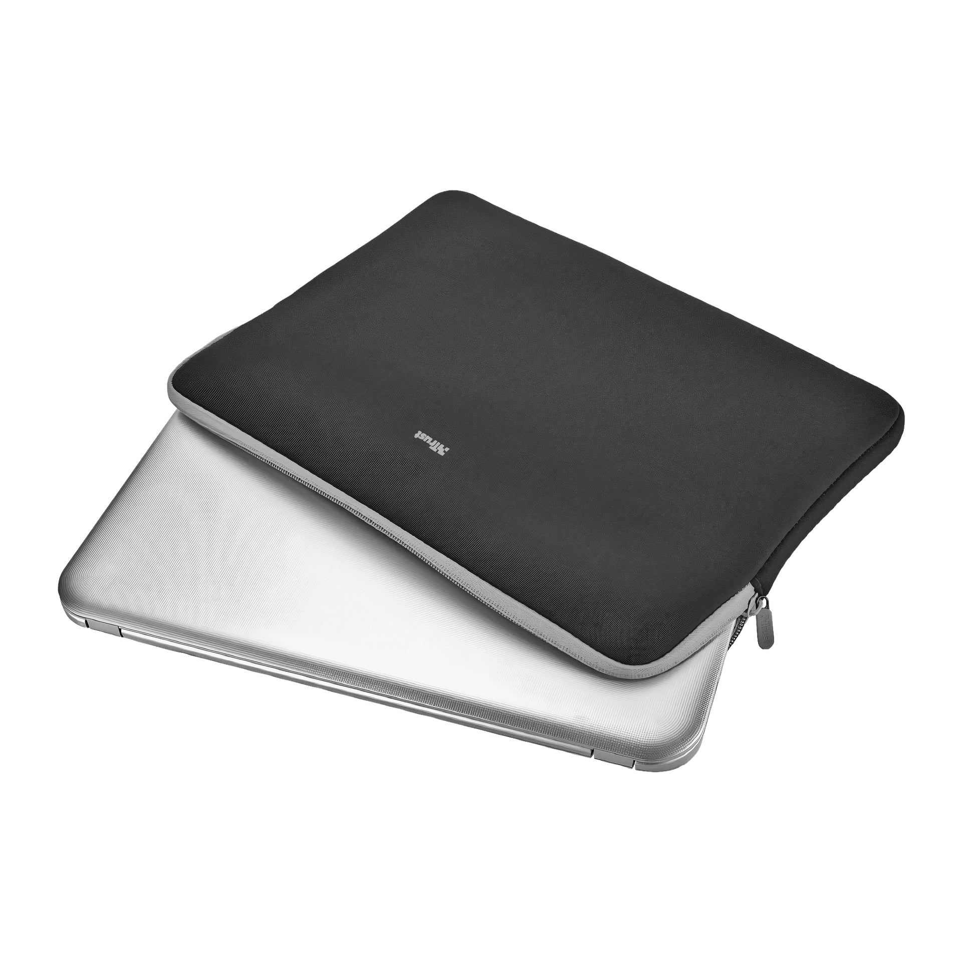 En silverfärgad laptop är delvis instoppad i ett Trust Laptop-fodral Primo soft. Huvudfokus är fodralet, som visar en liten logotyp i mitten med texten Trust.