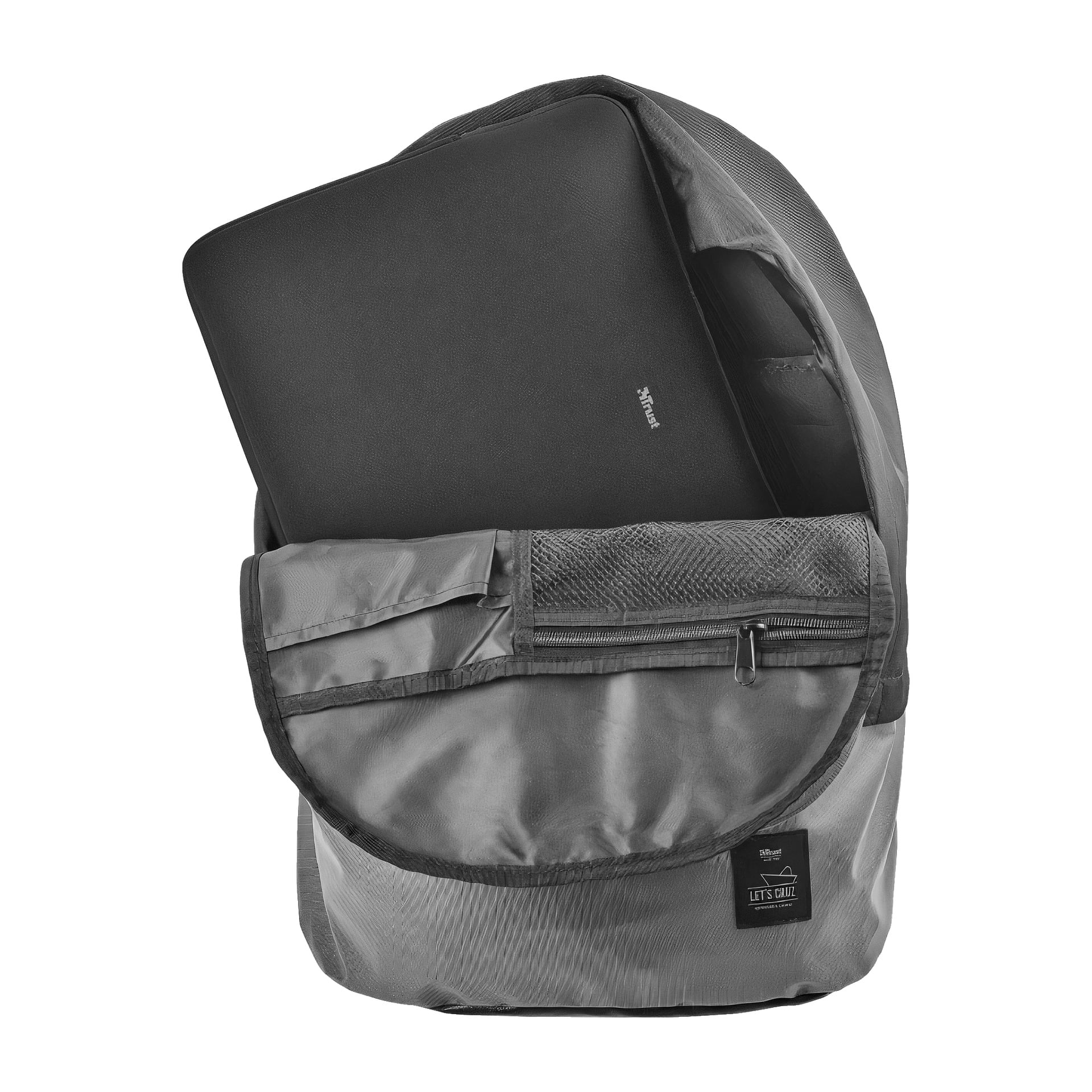 Det grå Trust Laptop-fodralet Primo soft visas med öppen framficka, där en laptop delvis visas inuti. Luckan har en nätficka med dragkedja och en liten svart etikett där det står Trust längst ner.
