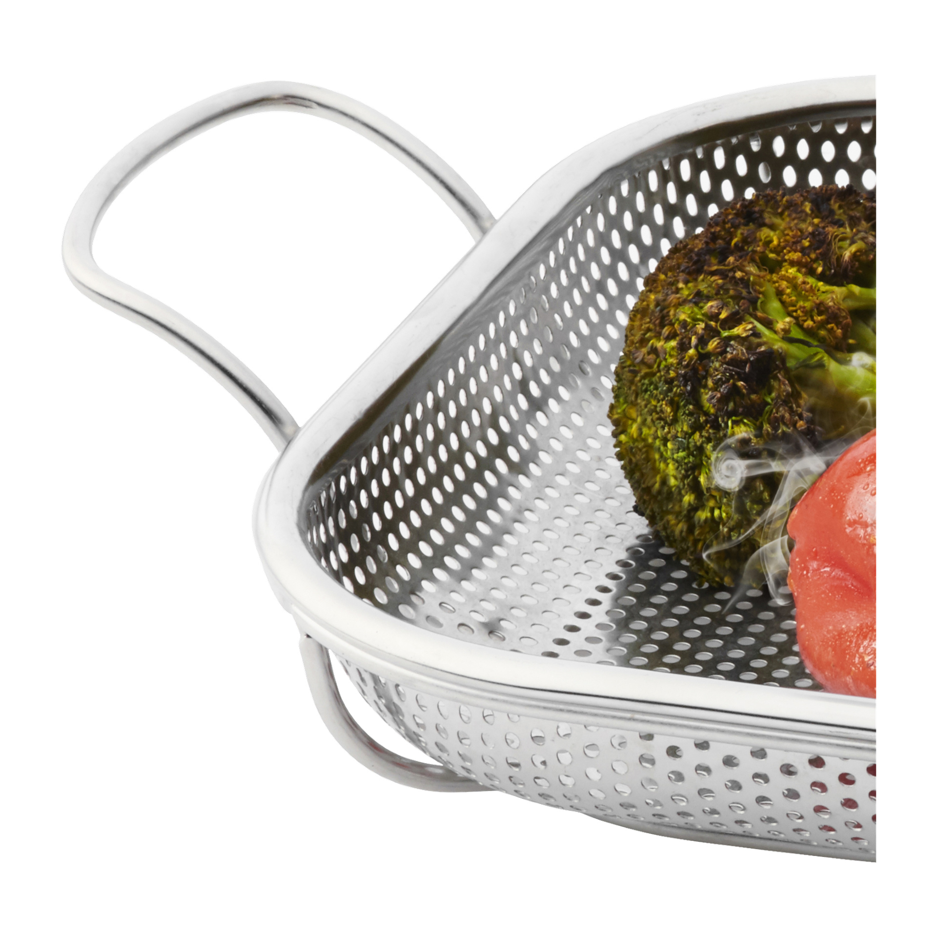 En närbild på en Burns & Barkles Grillpanna med handtag och perforerad yta, som innehåller bränd broccoli och röda paprikor.