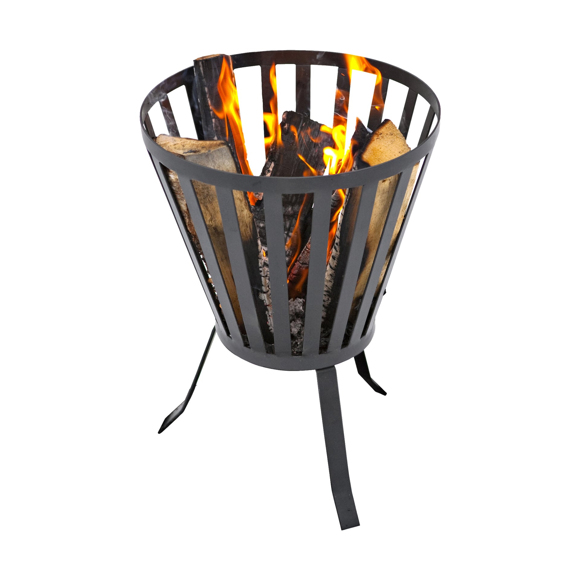 En Burns & Barkles eldkorg av svart metall med vertikala ribbor står på tre ben och håller flera brinnande stockar med klara orange lågor.