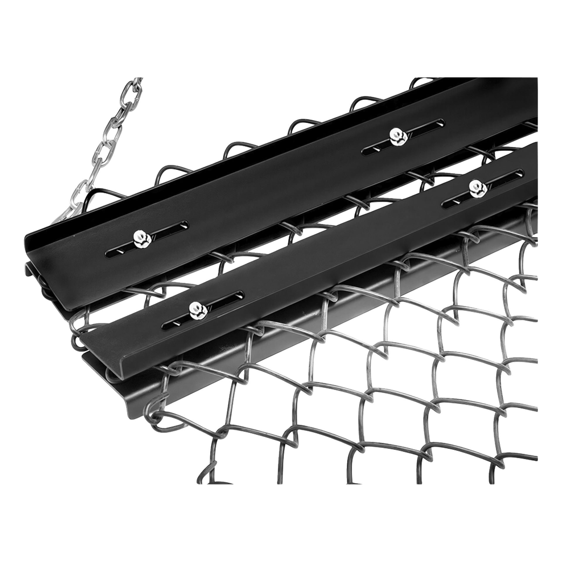 Detaillierte Ansicht einer ATV-Harrow-Matte mit Metallkettendraht, an schwarzen Halterungen verschraubt, von einer Kette für sicheres Aufhängen gestützt.