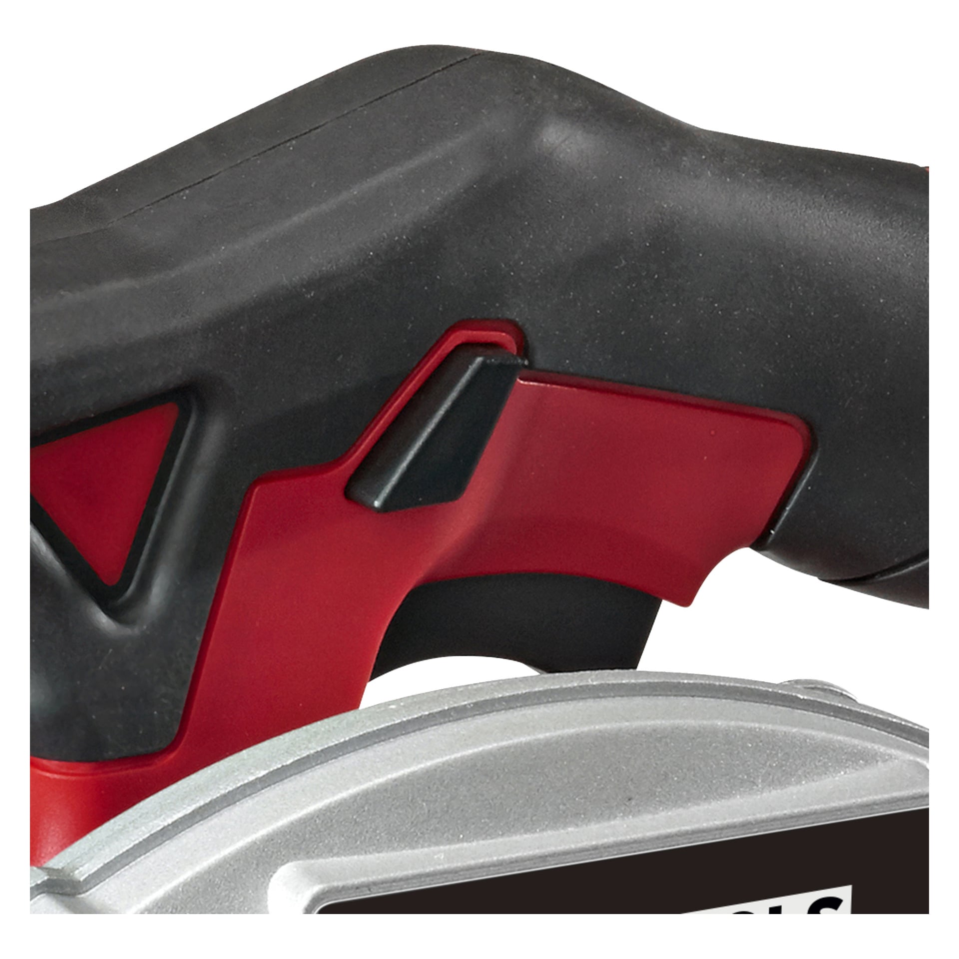 Nærbilde av det svarte og røde håndtaket med avtrekker på Meec Tools Multiseries Circular saw CI-18V HOME 500, som viser deler av bladbeskyttelsen og huset.