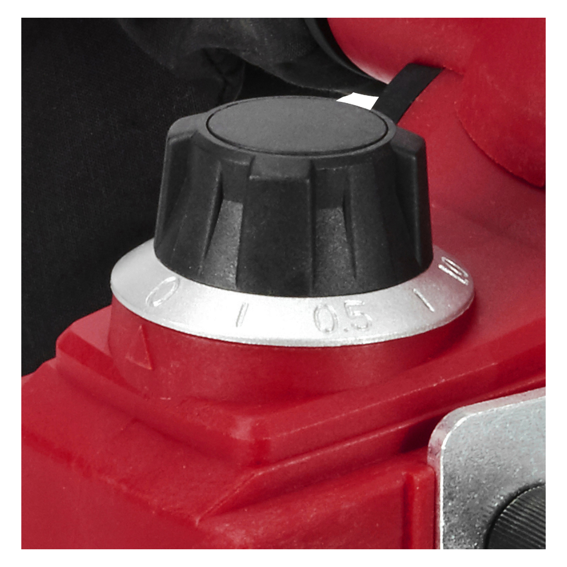 Detaljerad vy av en svart roterande ratt som visar siffrorna 0 till 10 på en metallring med texturerade åsar för bättre grepp, fäst vid den röda Meec Tools Multiseries Electric Plant PL-18V HOME 500.