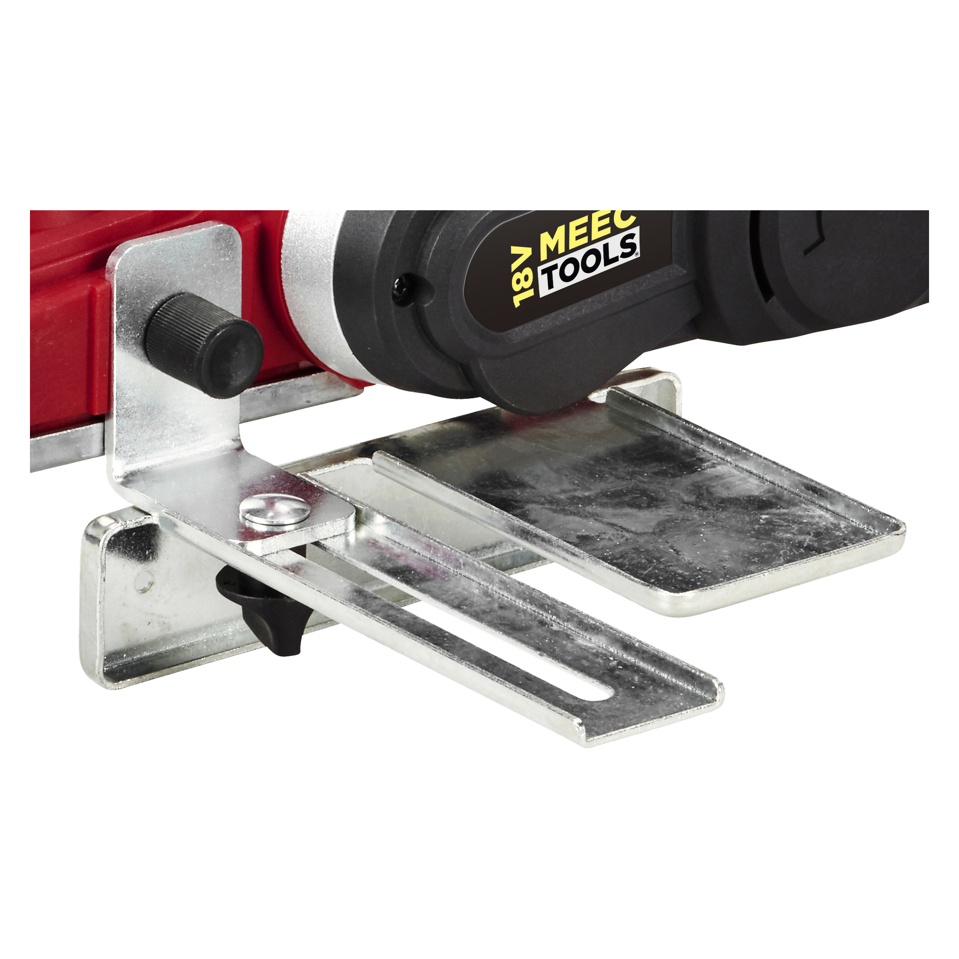 Detaljerad vy av ett metallstyrtillbehör med fäste och justerbar skjutplatta monterad på en röd och svart Meec Tools Multiseries elektrisk hyvel PL-18V HOME 500. Fästet fungerar som ett stöd eller en vägledande mekanism.