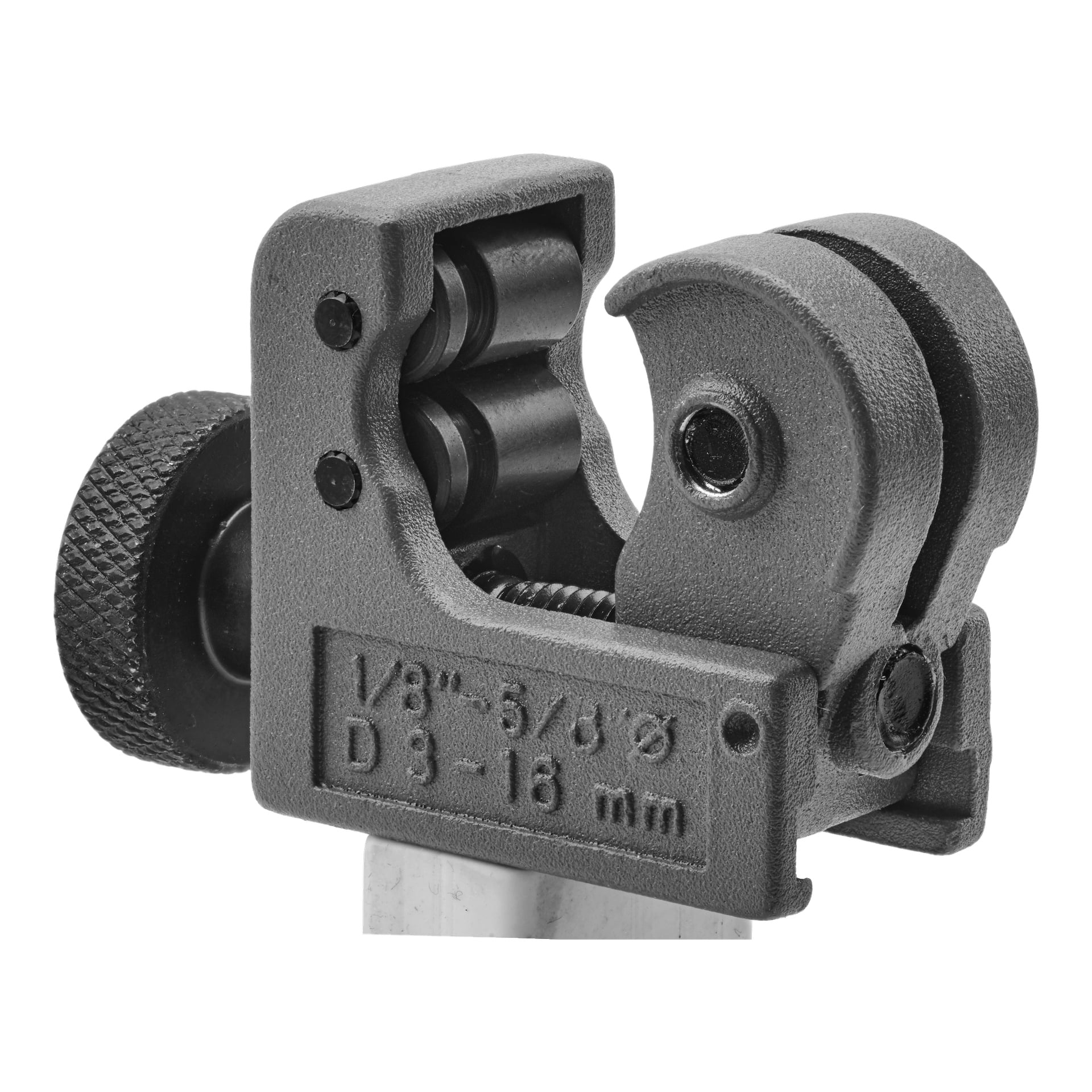 Närbild av Meec Tools Pipe cutter, som visar dess metallkropp, graverade storleksmarkeringar för att skära rör mellan 3 och 16 millimeter, samt en texturerad justeringsknopp.