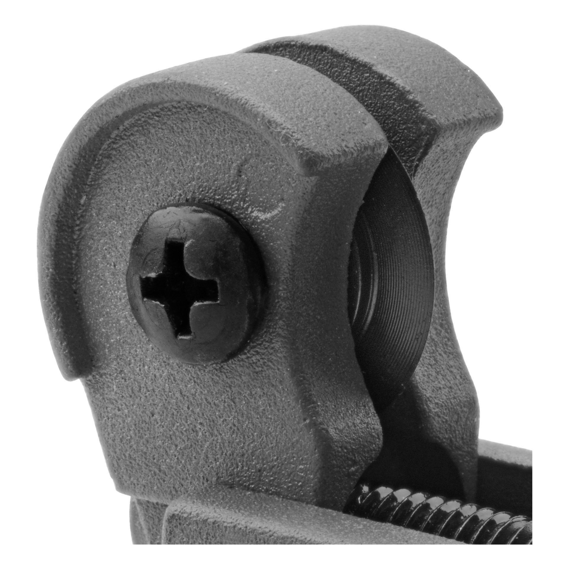 Detaljerad vy av Meec Tools Pipe Cutter, en robust svart metallanordning med texturerat grepp. Den har en Phillips-skruv, ett cirkulärt räfflat skärblad och exponerade gängade sektioner längst ner. Detta verktyg är konstruerat för exakt rör- eller rörskärning.
