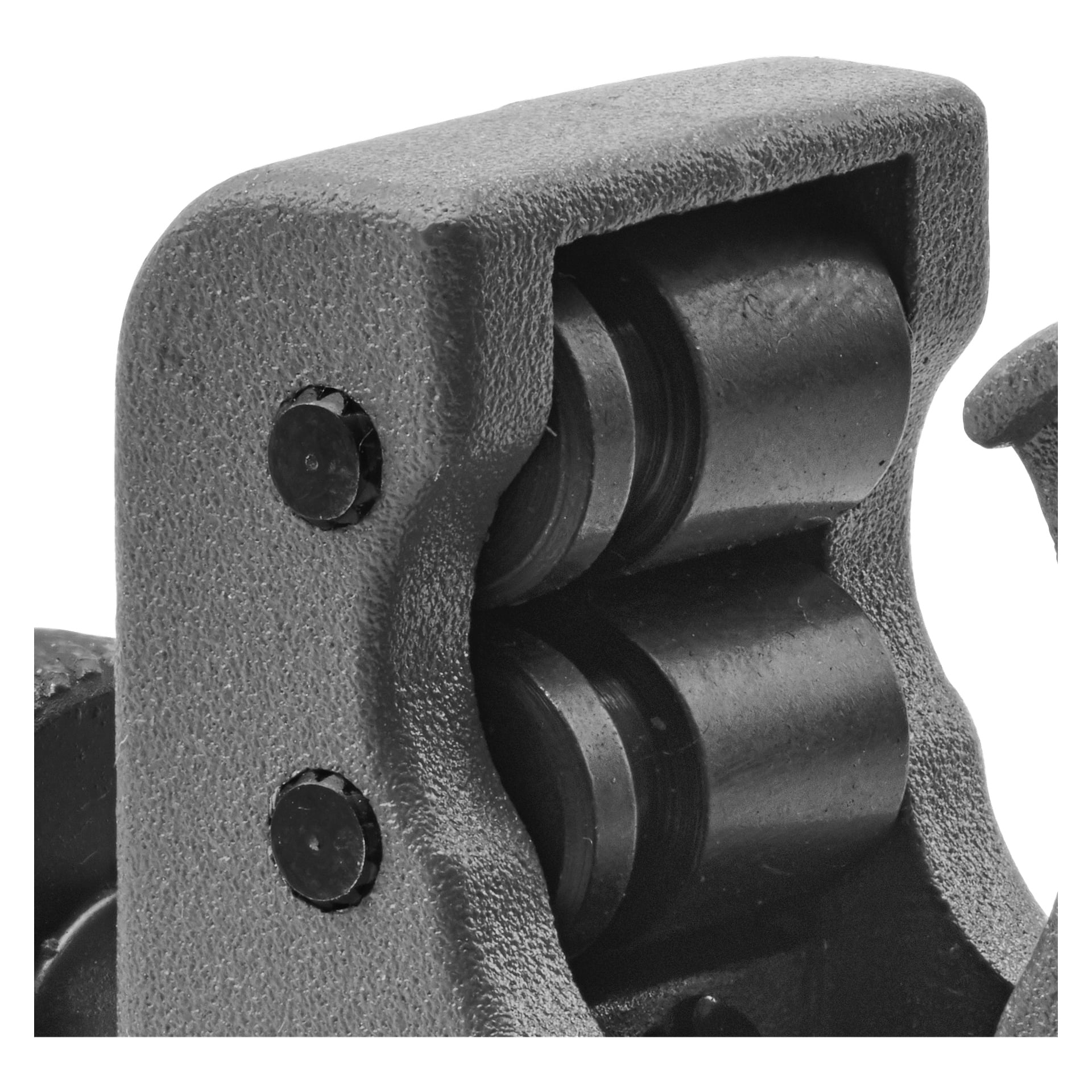 Detaljerad vy av Meec Tools Pipe Cutter, som visar dess robusta metallkonstruktion med två cylindriska rullar inrymda i en grå ram. Verktygets komponenter är fastsatta med bultar, vilket framhäver dess robusta industriella utseende.