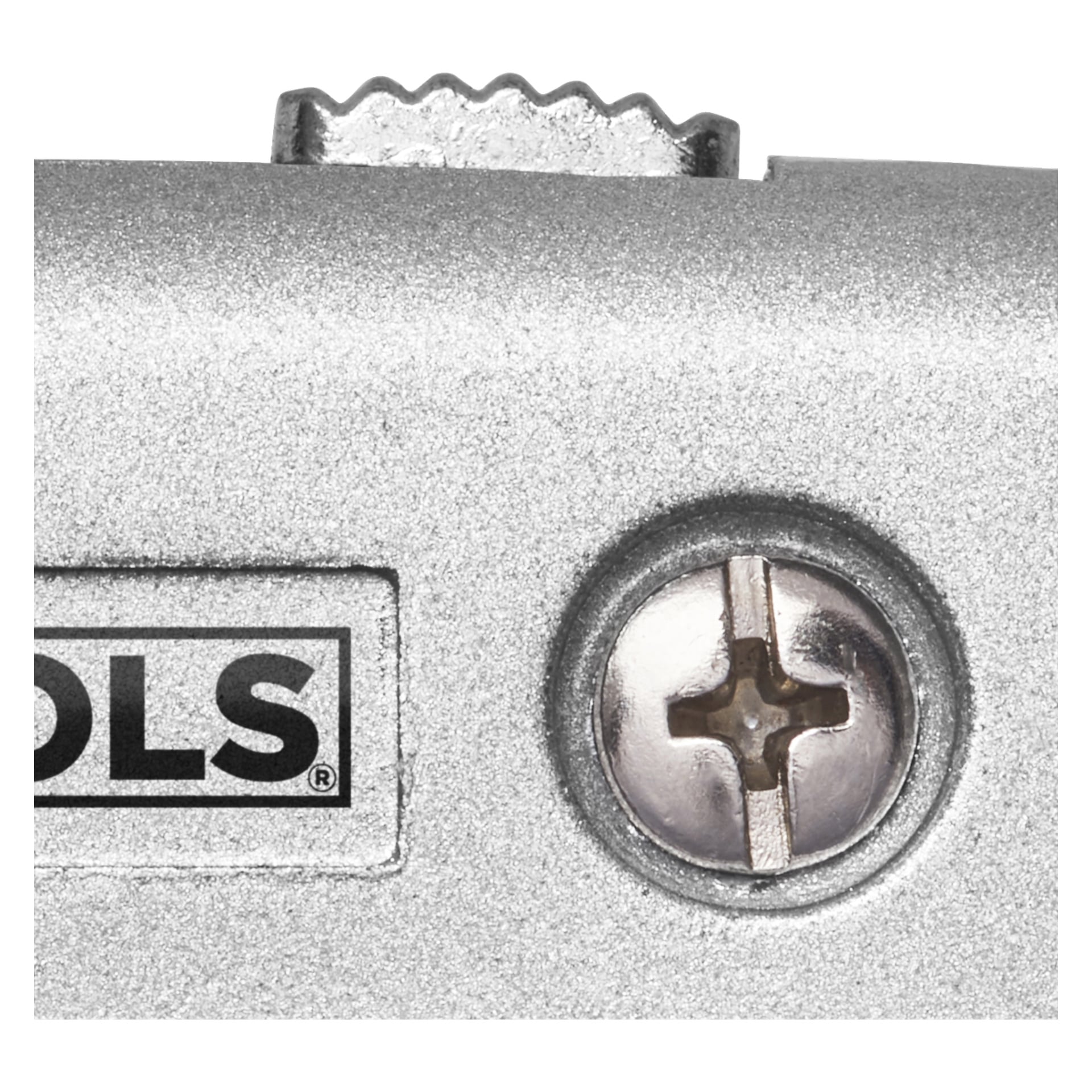 Szczegółowy widok noża Meec Tools Universal, podkreślający śrubę krzyżakową, część czarnej etykiety oznaczonej "OLS" oraz metalową krawędź z żebrowaniem na górze. Metaliczna srebrna powierzchnia ma lekko szorstką fakturę.