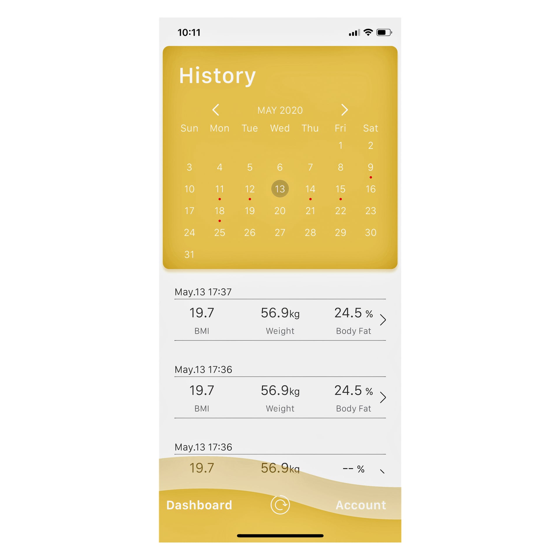 En Marquant digital badrumsvåg med Bluetooth synkroniserar sin vikt- och kroppsfettspårningsapp med en smartphone. Appen visar en kalender för maj 2020, med markering av den 13:e, och visar registrerad data för BMI, vikt och kroppsfettprocent som togs den 13 maj kl. 17:36 och 17:37.