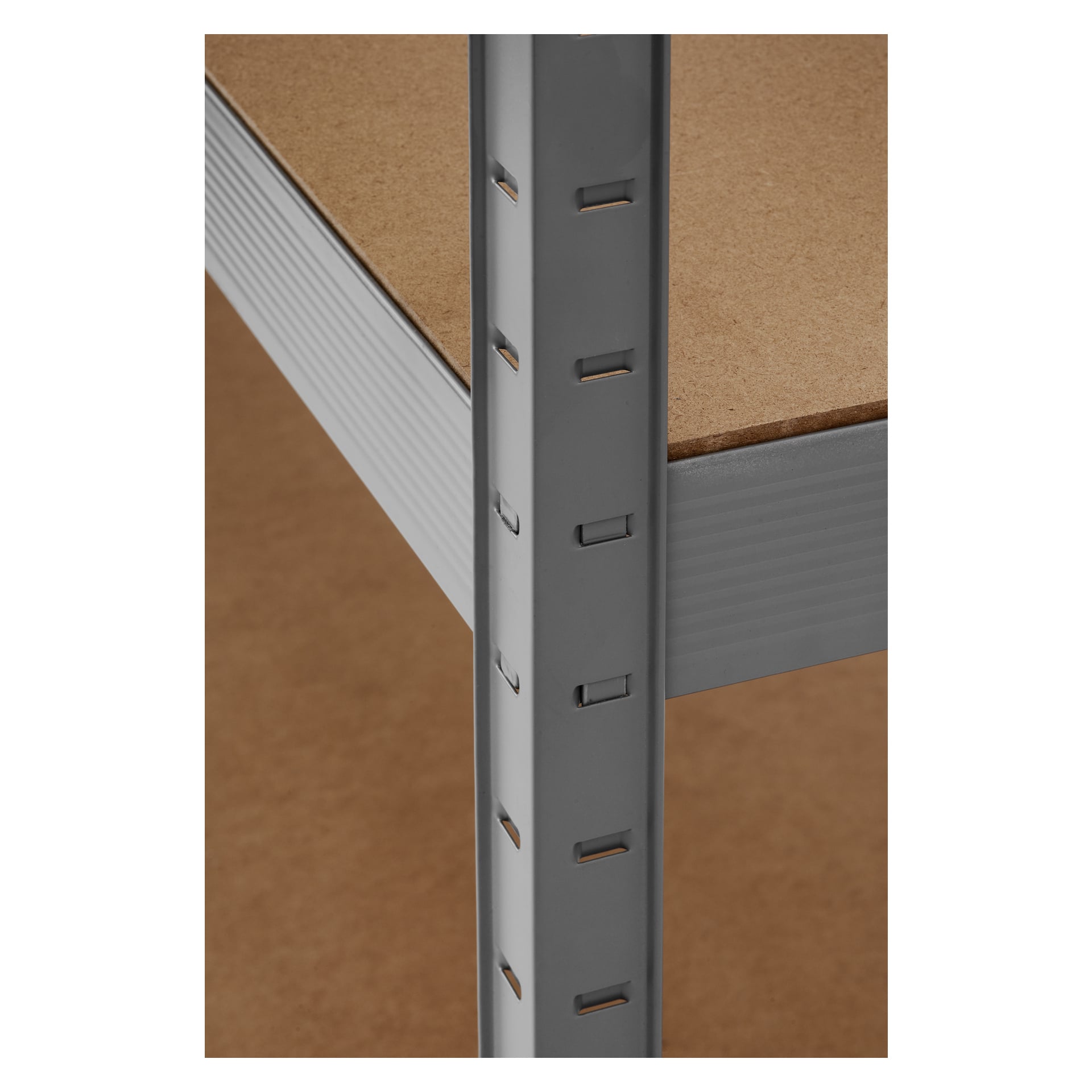 Detaljert visning av et Hard Head Storage-stativ, som fremhever den sporede vertikale metallstøtten og en trehylle plassert på rammen. Trestrukturen er synlig både på bakgrunnen og på hylleflaten.