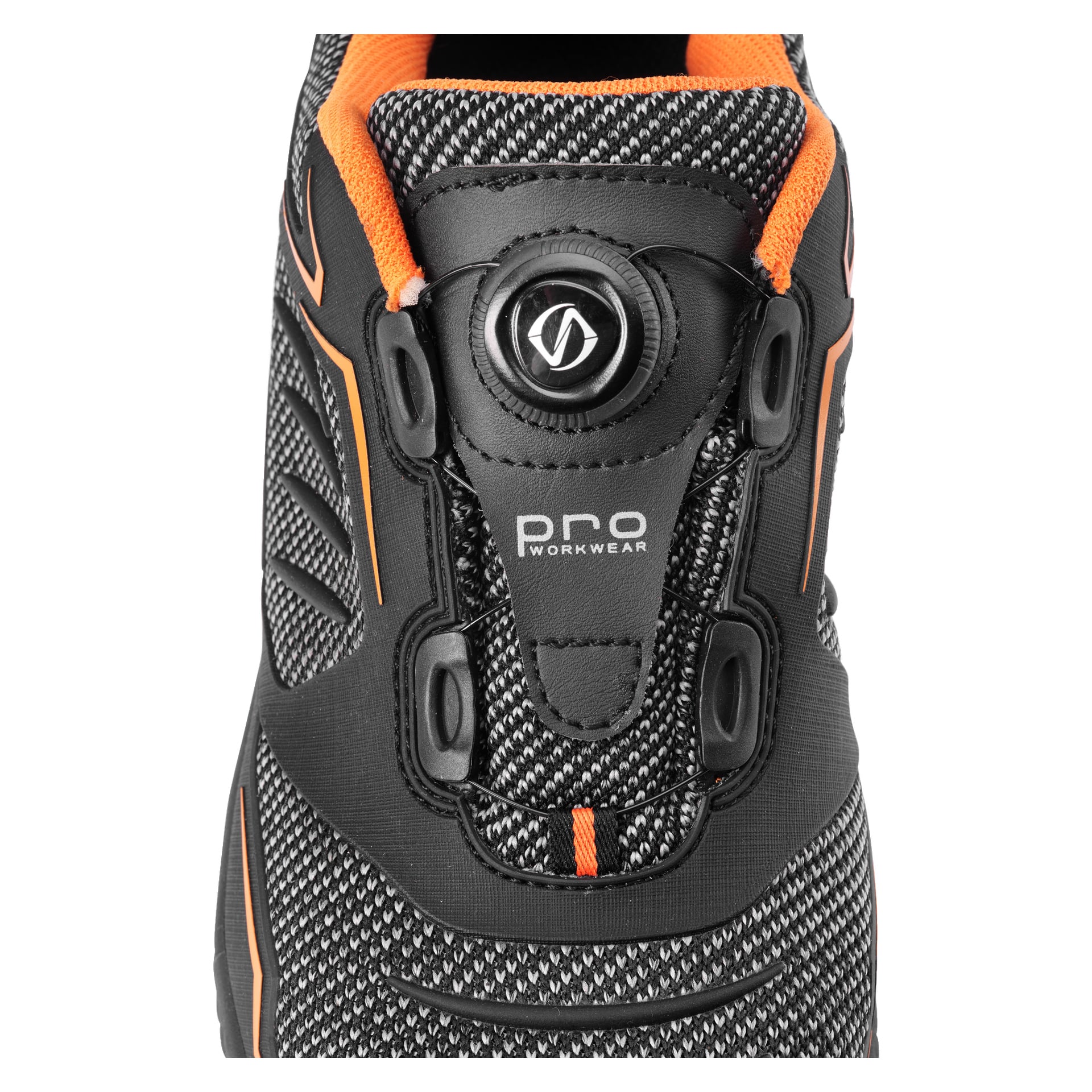 Närbild på Bluewear Pro Workwear Madison säkerhetsskor i svart och grått med orange slingor, som visar en rund vridningsratt för snabbsnörning och "Pro Workwear" på tungan.